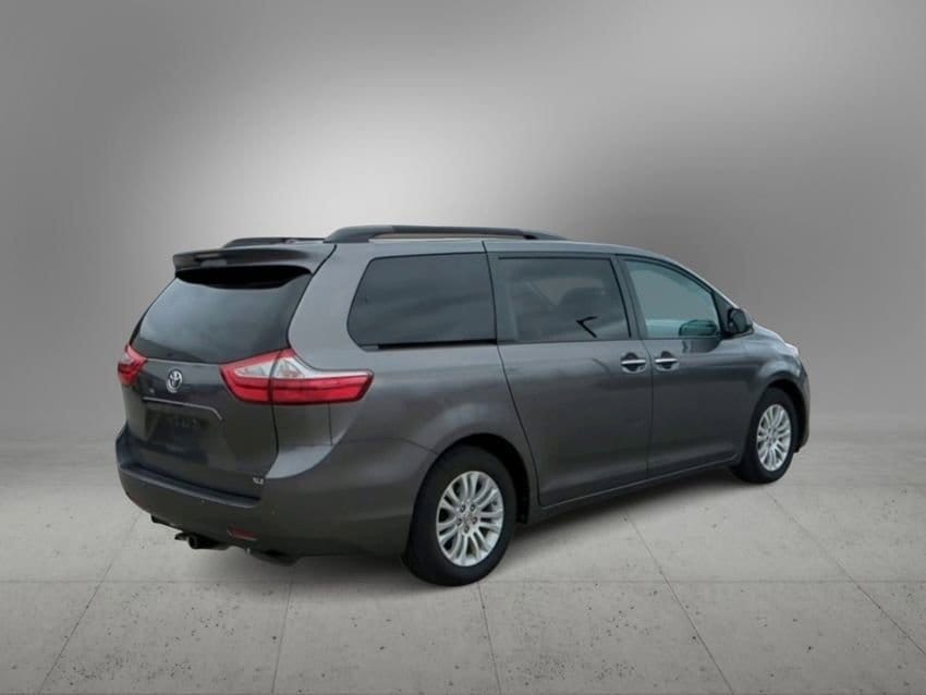 Thumbnail: 2017 Toyota Sienna - 8
