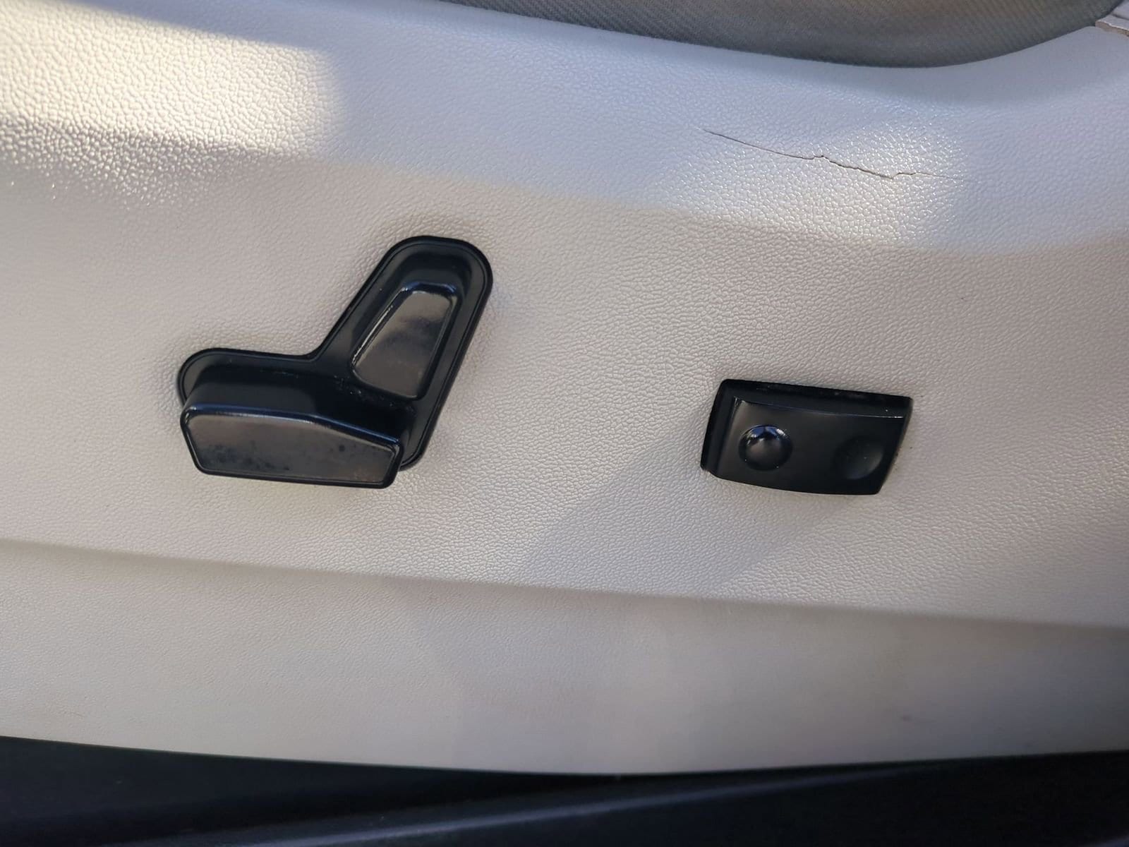 Thumbnail: 2013 Chrysler Town & Country - 17