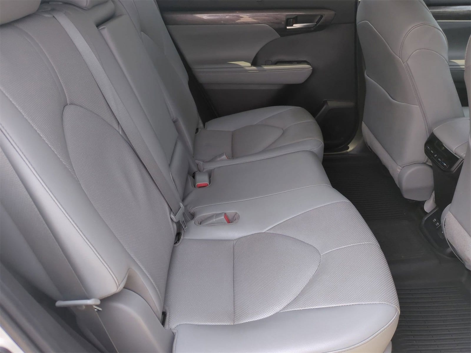 Thumbnail: 2020 Toyota Highlander - 21