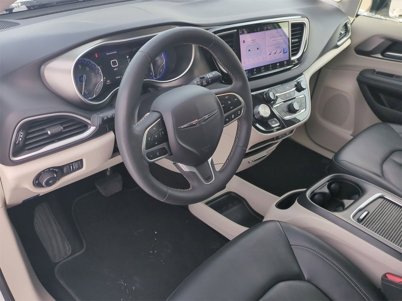 Thumbnail: 2024 Chrysler Pacifica - 10