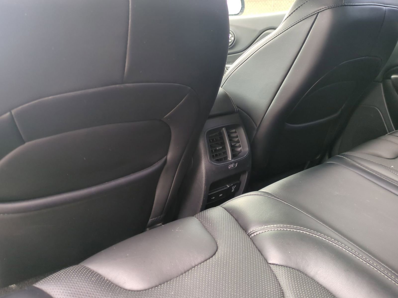 Thumbnail: 2019 Jeep Cherokee - 18