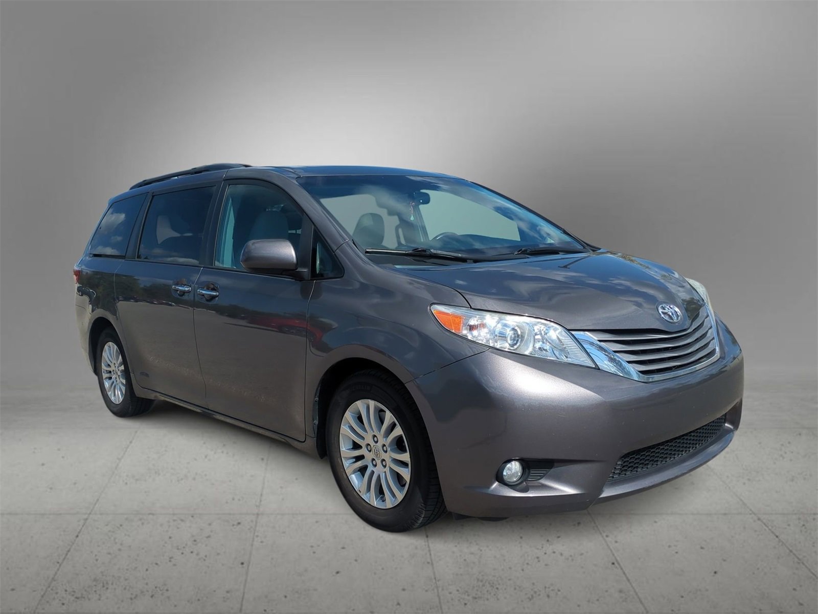 2015 Toyota Sienna L photo 2