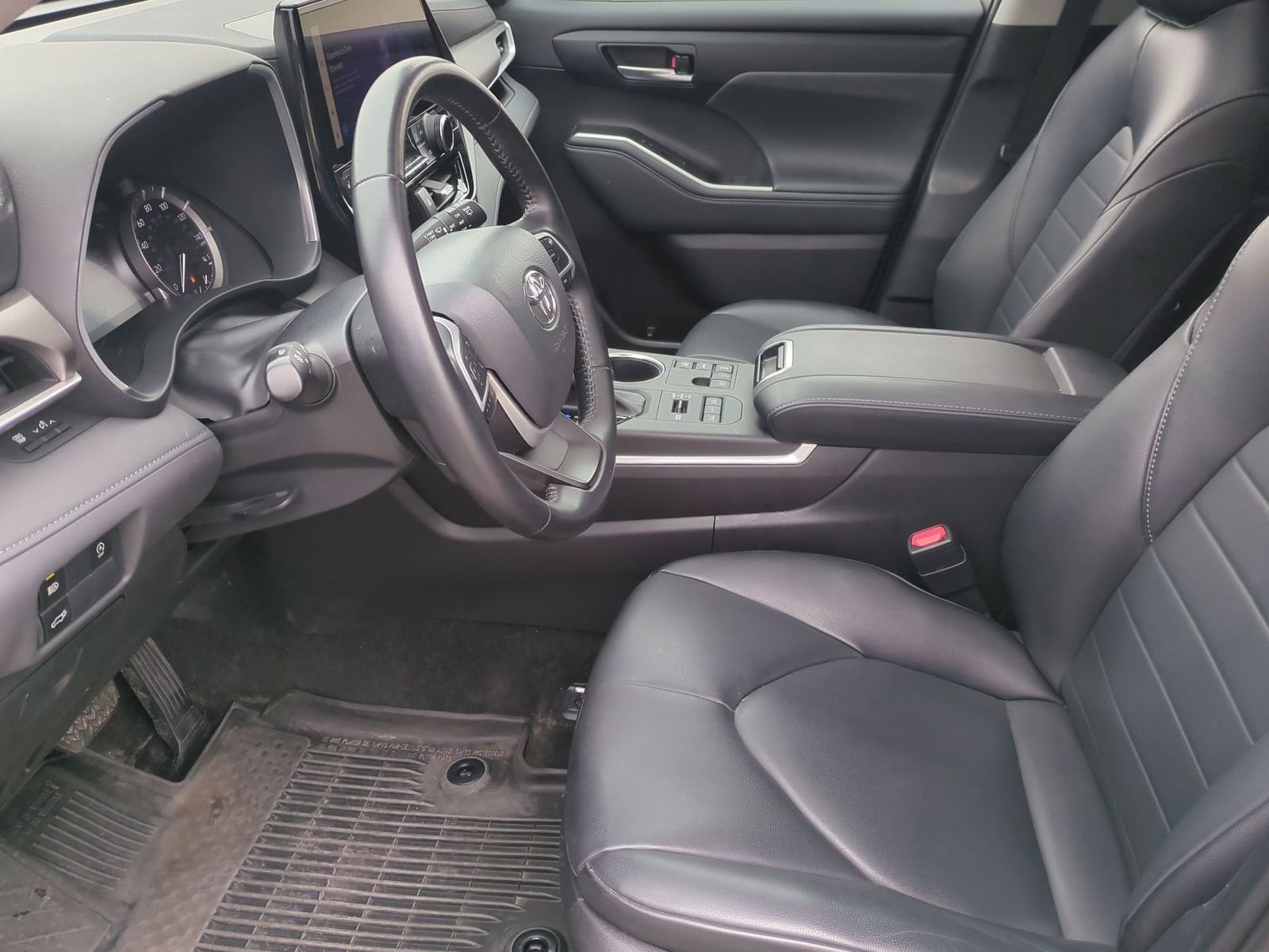 Thumbnail: 2023 Toyota Highlander - 16