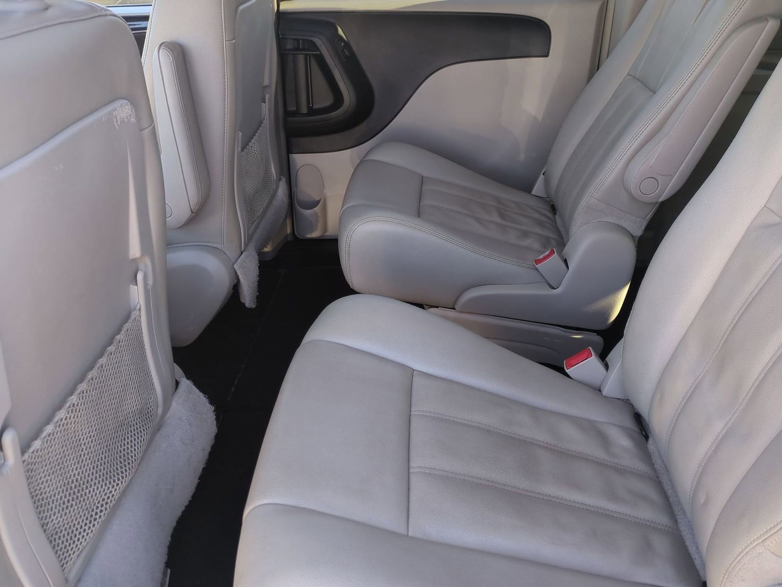 Thumbnail: 2013 Chrysler Town & Country - 19