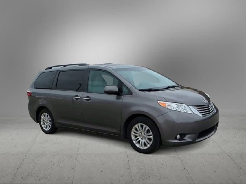 Thumbnail: 2017 Toyota Sienna - 2