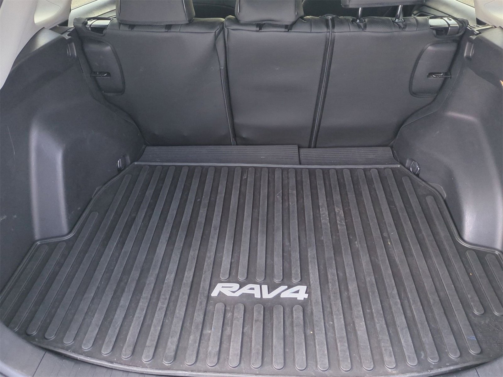 Thumbnail: 2020 Toyota RAV4 - 32