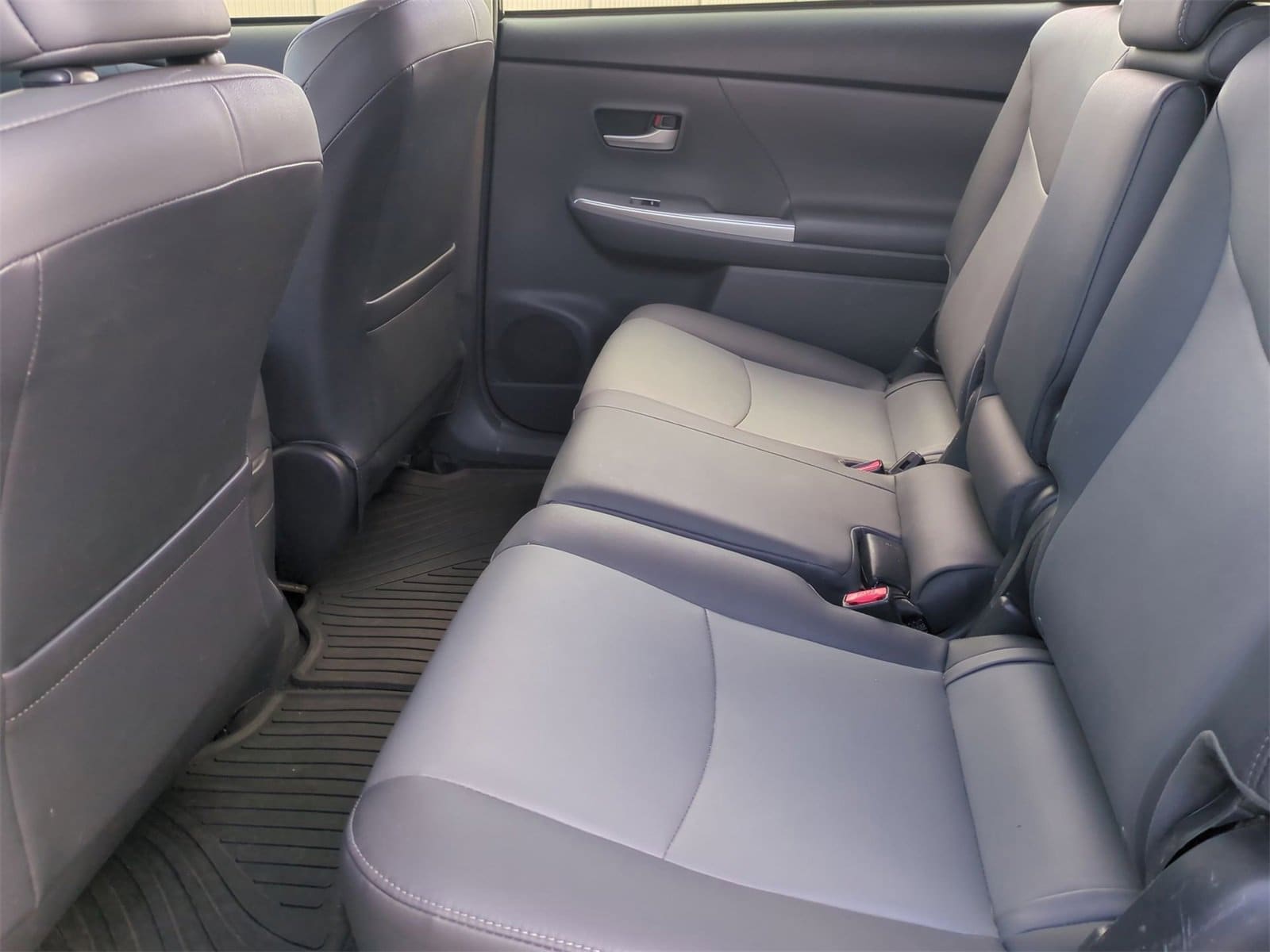 Thumbnail: 2014 Toyota Prius v - 19