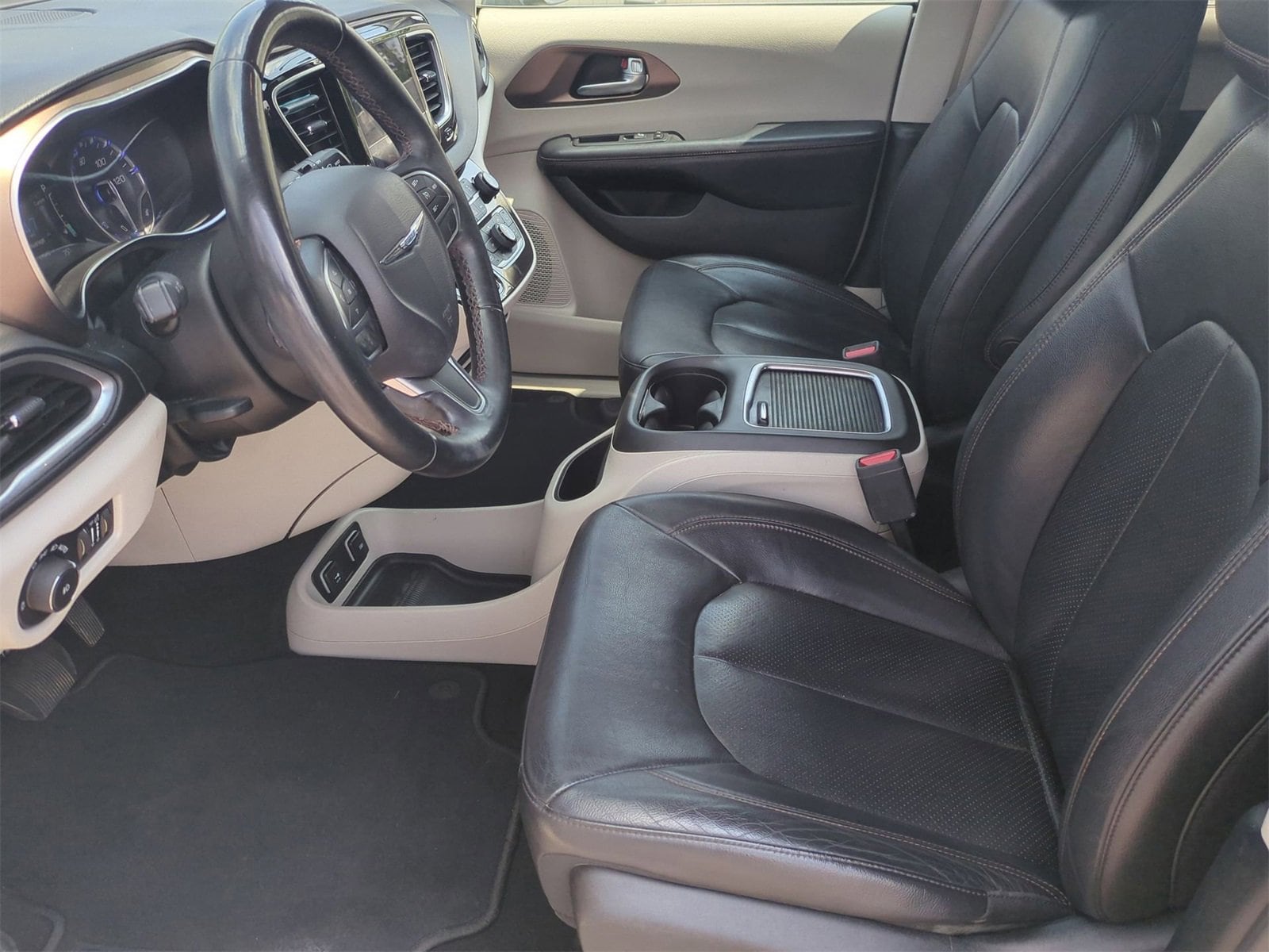 Thumbnail: 2017 Chrysler Pacifica - 16