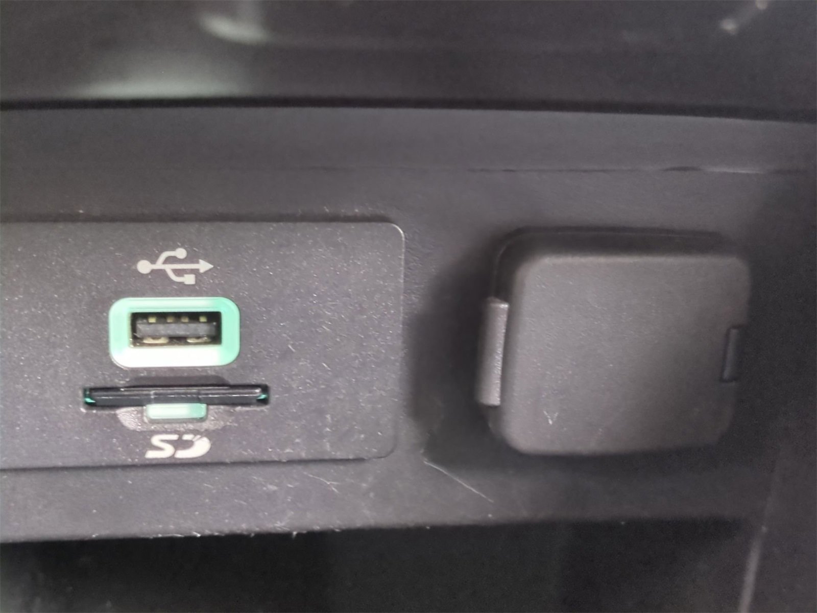 Thumbnail: 2016 Ford Explorer - 32