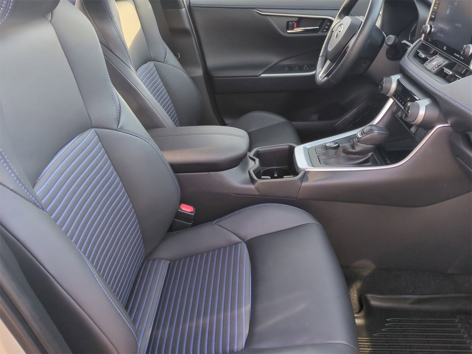 Thumbnail: 2022 Toyota RAV4 - 23