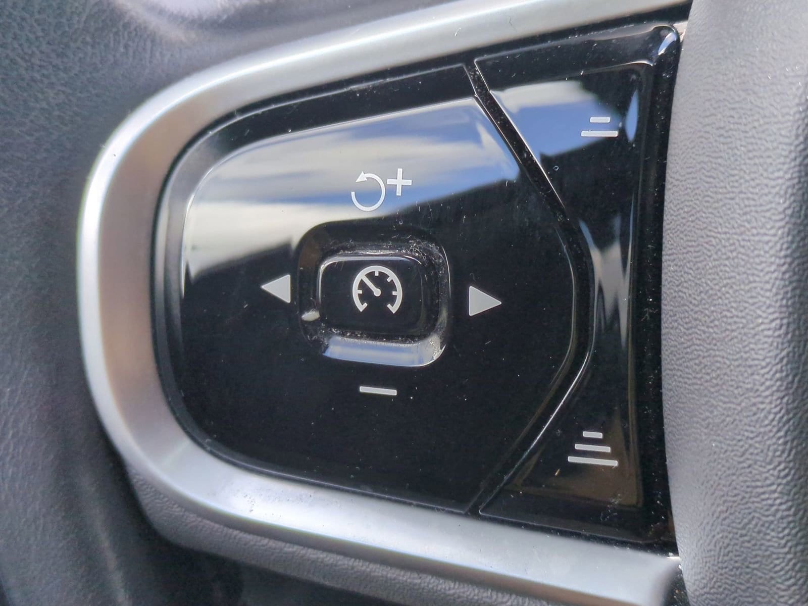 Thumbnail: 2021 Volvo XC90 - 25