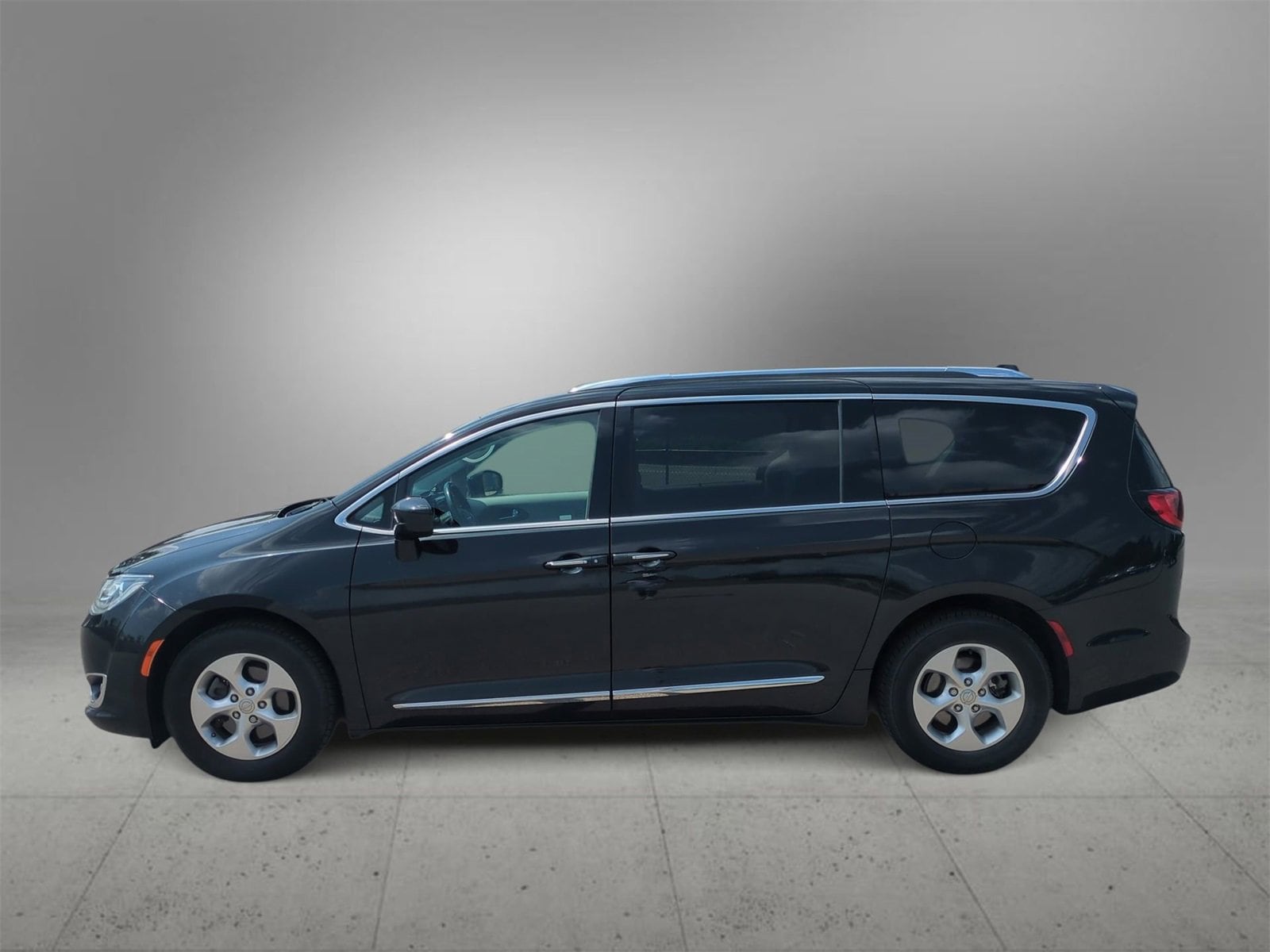 Thumbnail: 2017 Chrysler Pacifica - 5