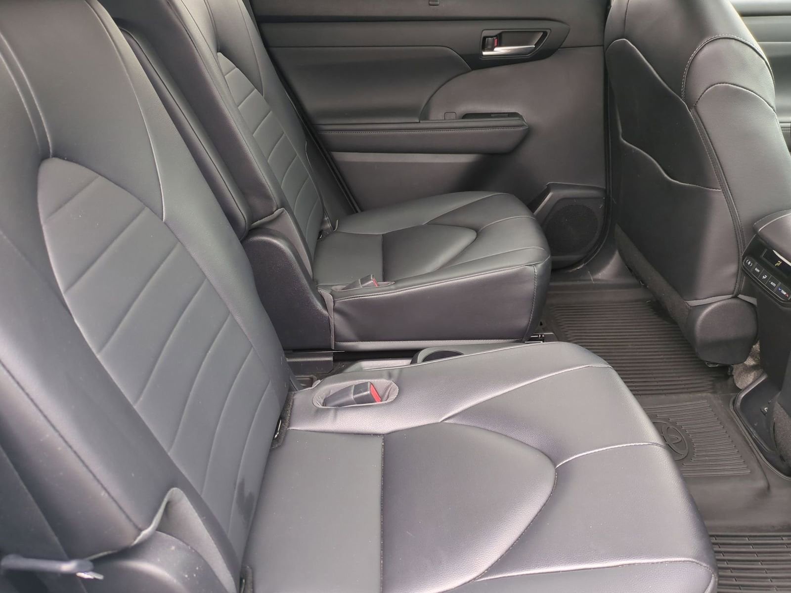 Thumbnail: 2023 Toyota Highlander - 21