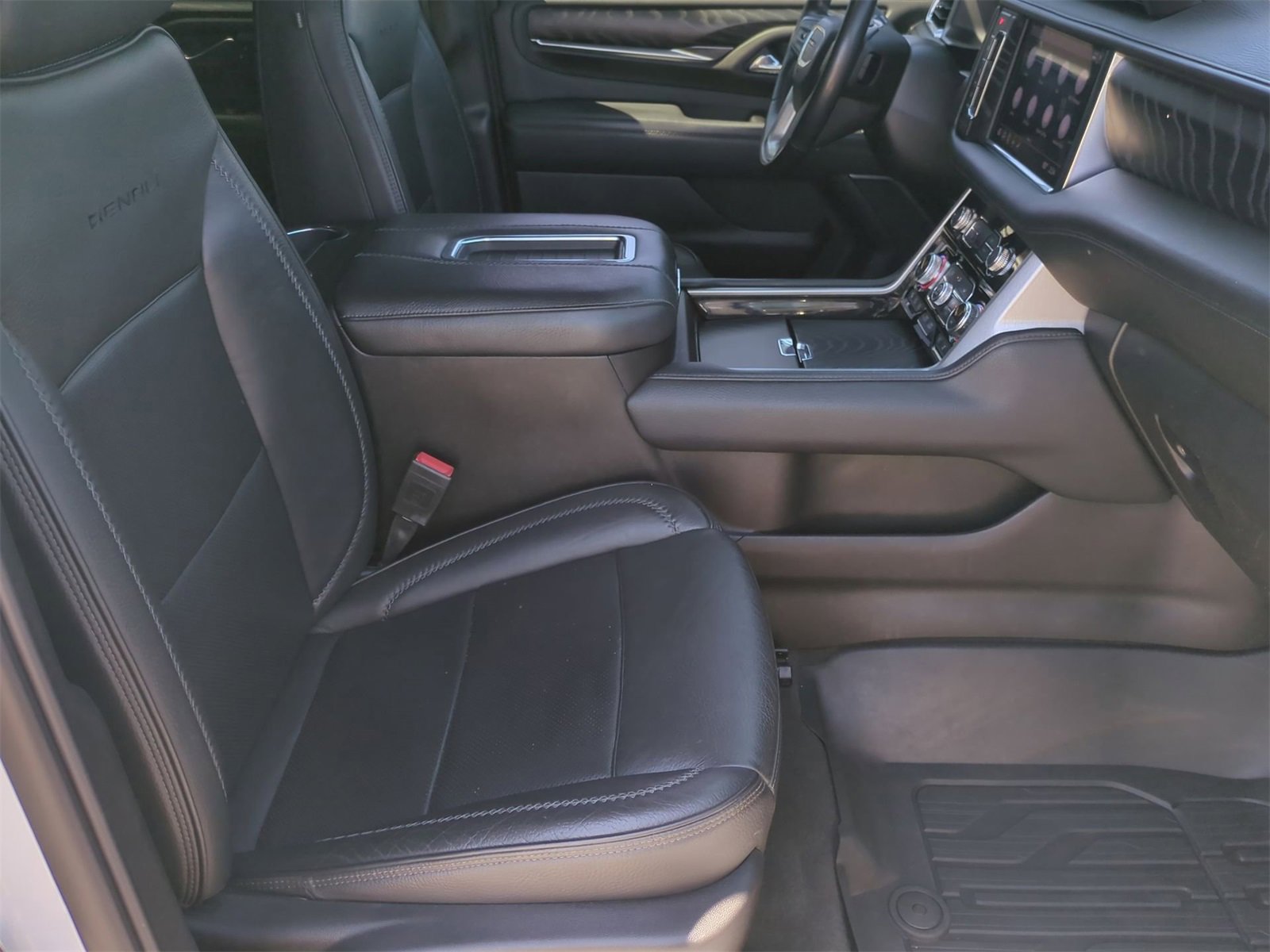 Thumbnail: 2021 GMC Yukon XL - 23
