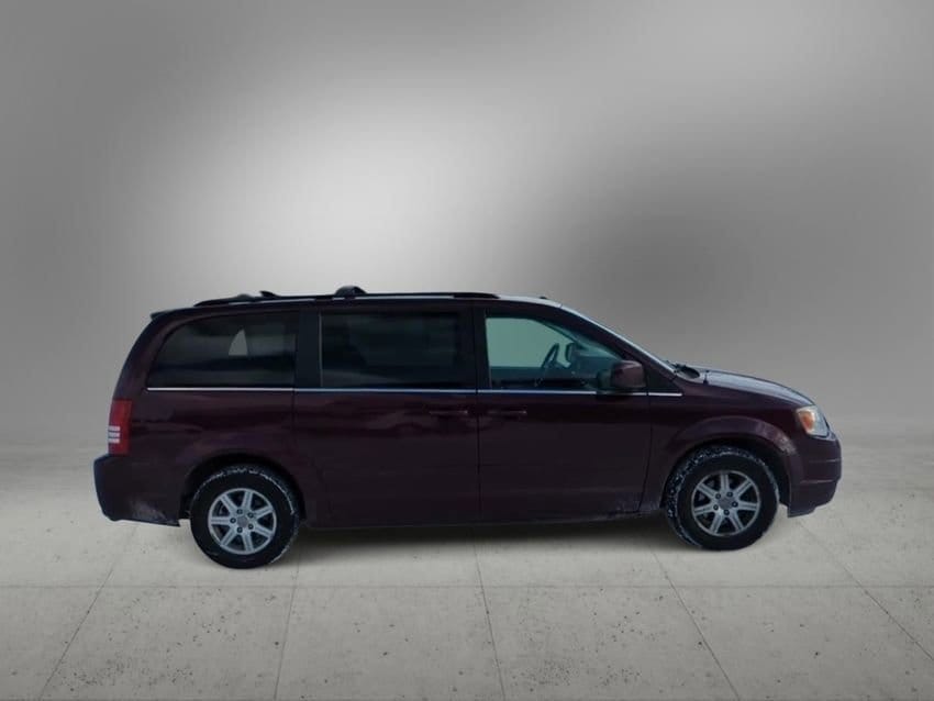 Used 2008 Chrysler Town & Country Touring with VIN 2A8HR54P88R690538 for sale in Farmington, MI