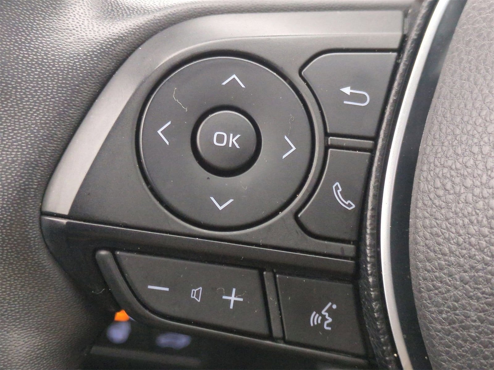 Thumbnail: 2020 Toyota RAV4 - 25