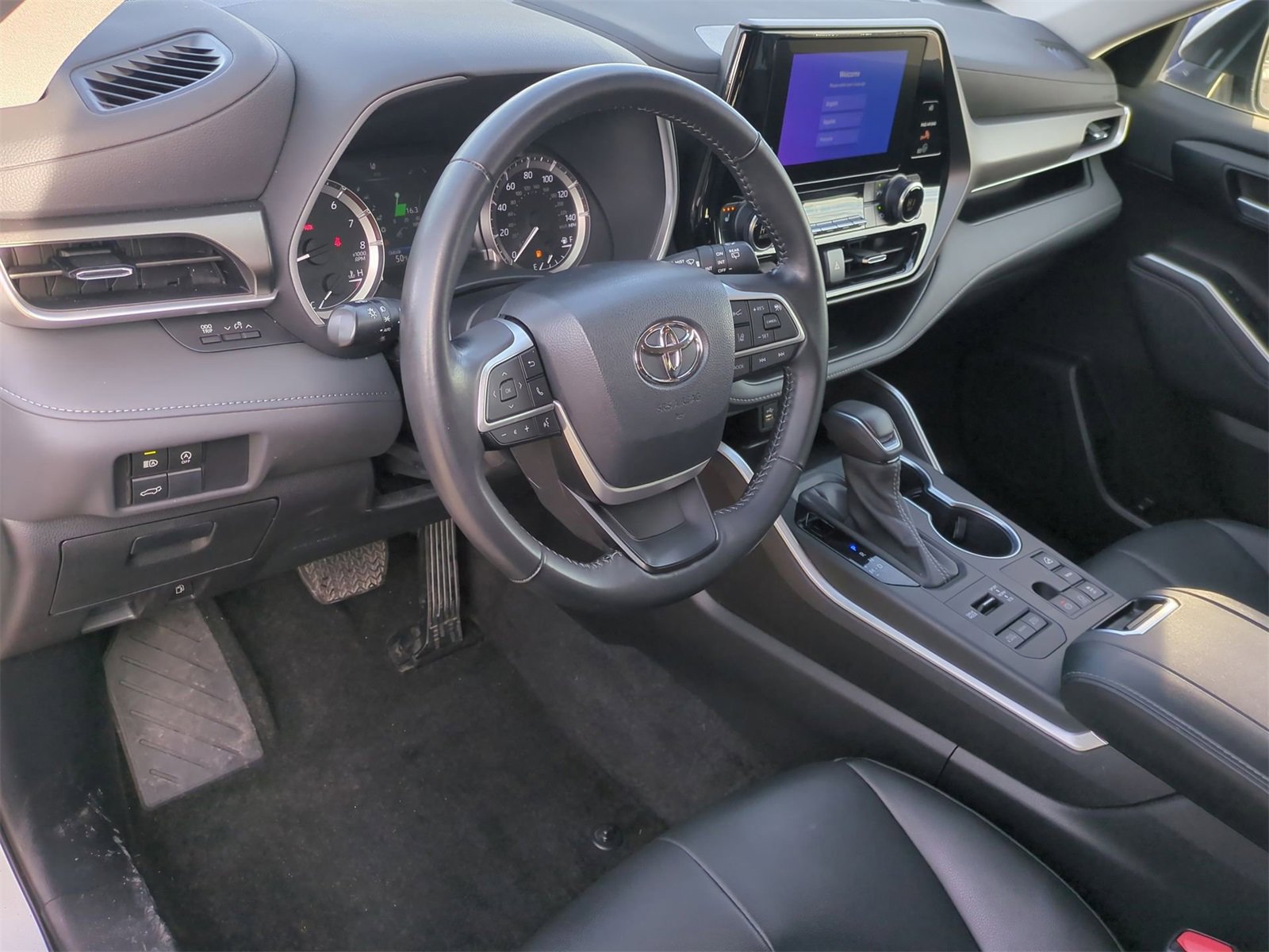 Thumbnail: 2023 Toyota Highlander - 10