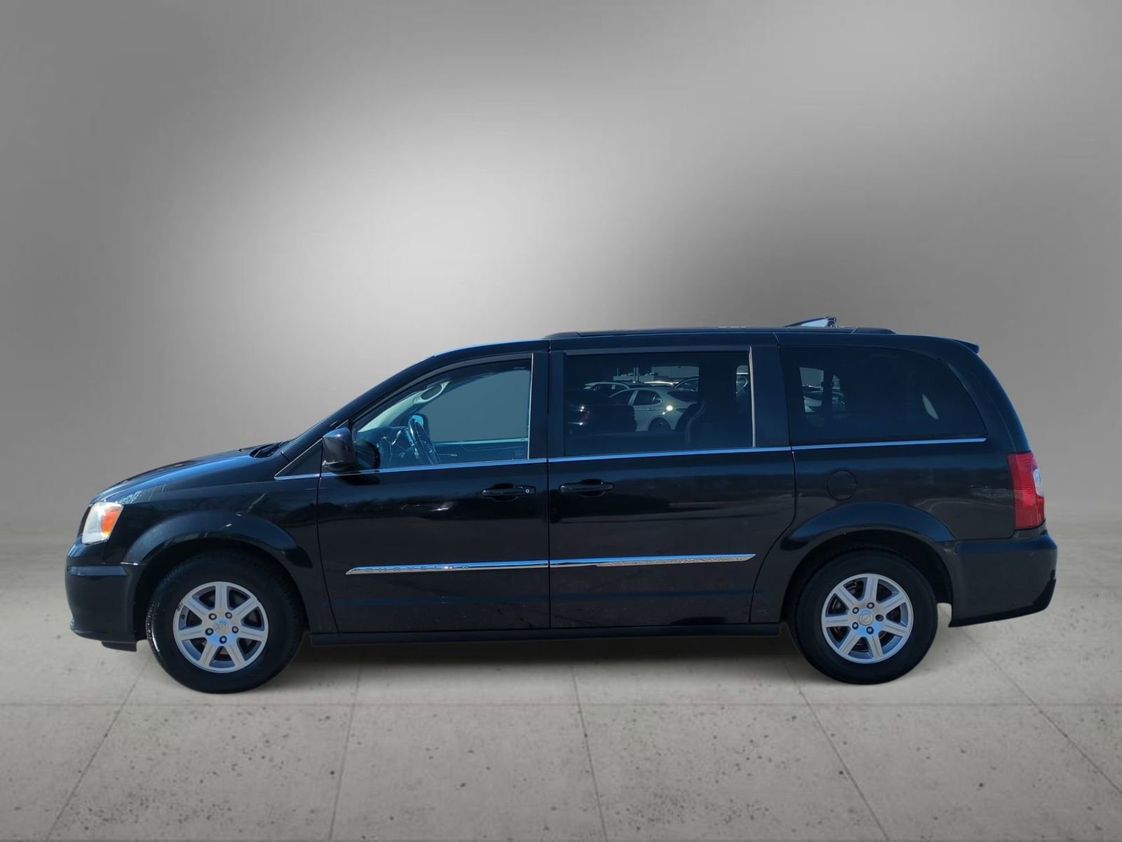 Thumbnail: 2013 Chrysler Town & Country - 5
