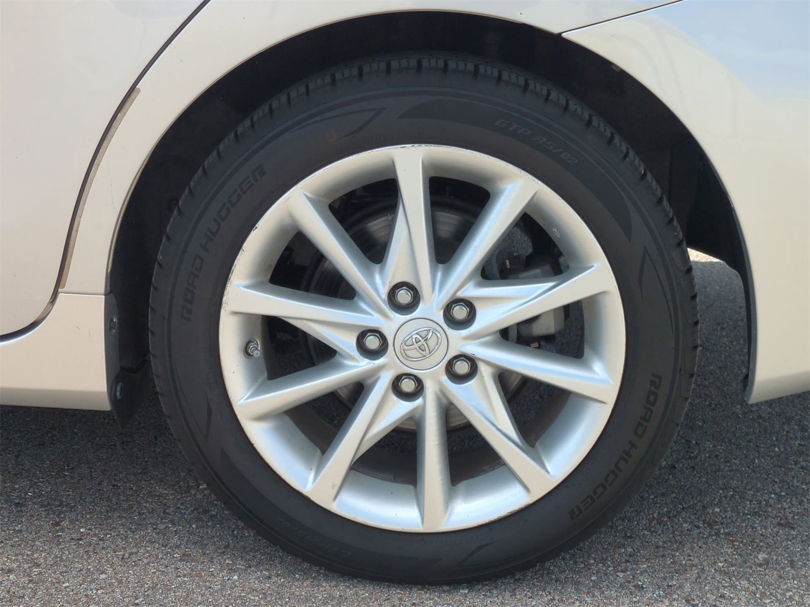 Thumbnail: 2014 Toyota Prius v - 14