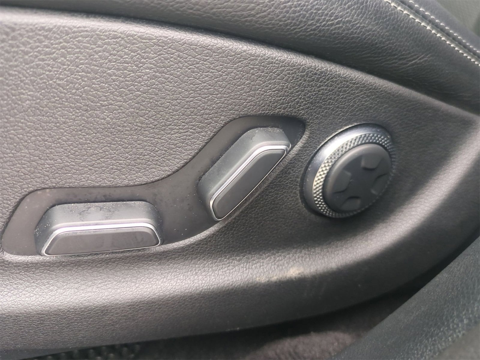 Thumbnail: 2025 Genesis GV70 - 17