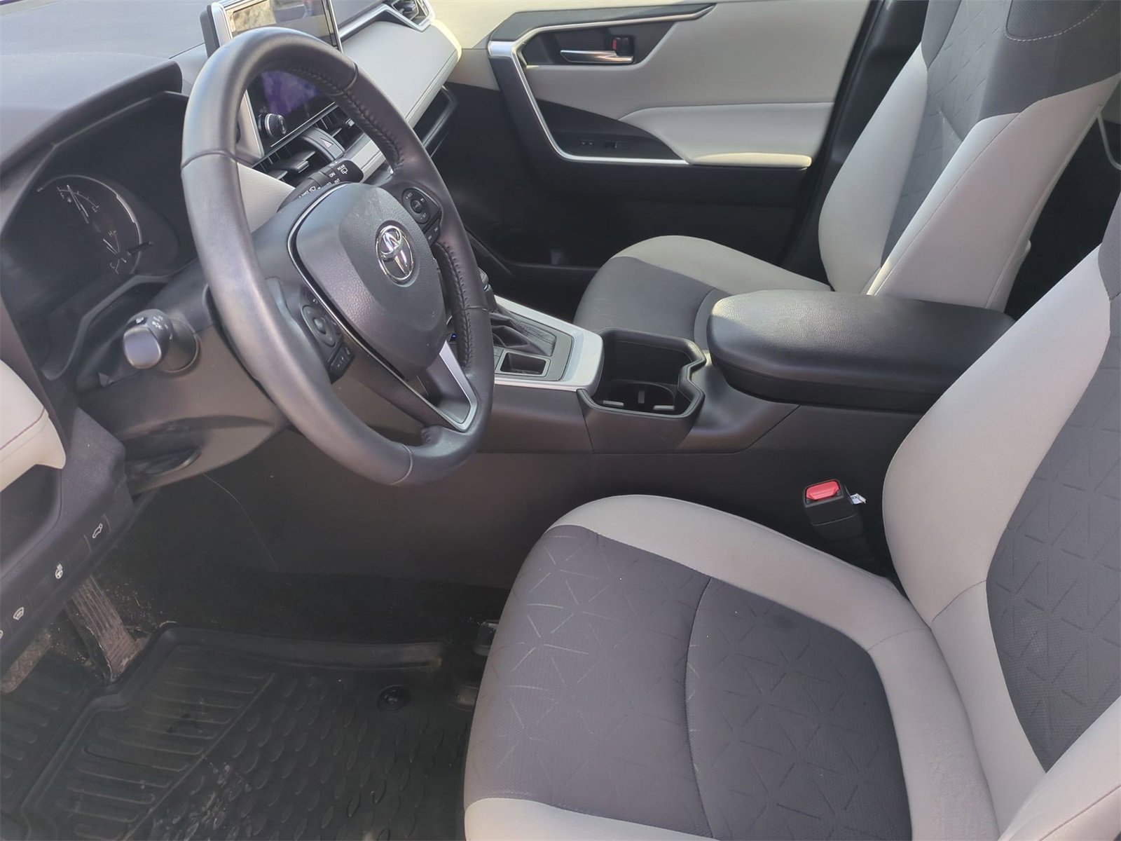 Thumbnail: 2023 Toyota RAV4 - 16