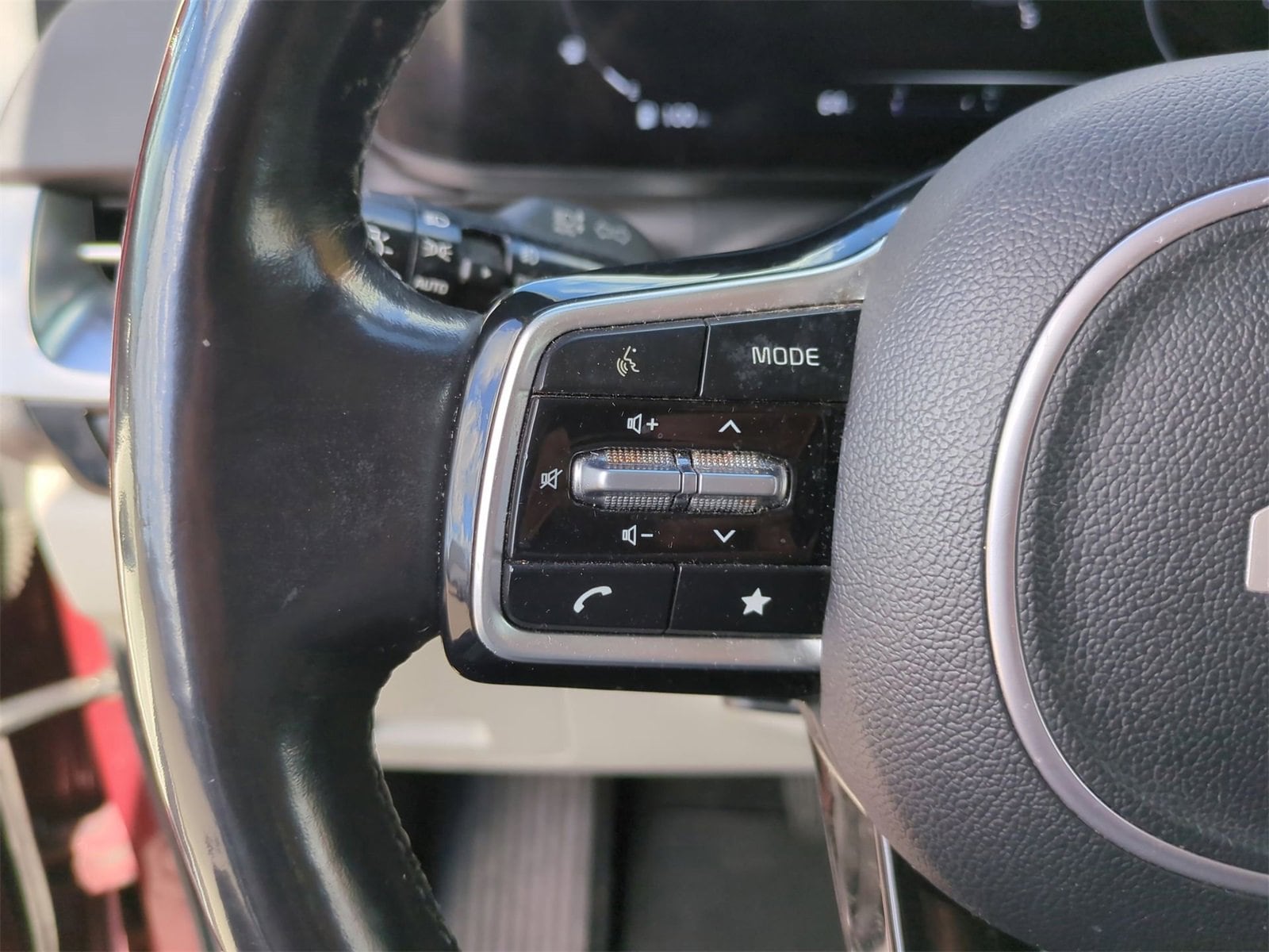 Thumbnail: 2023 Kia Carnival - 24