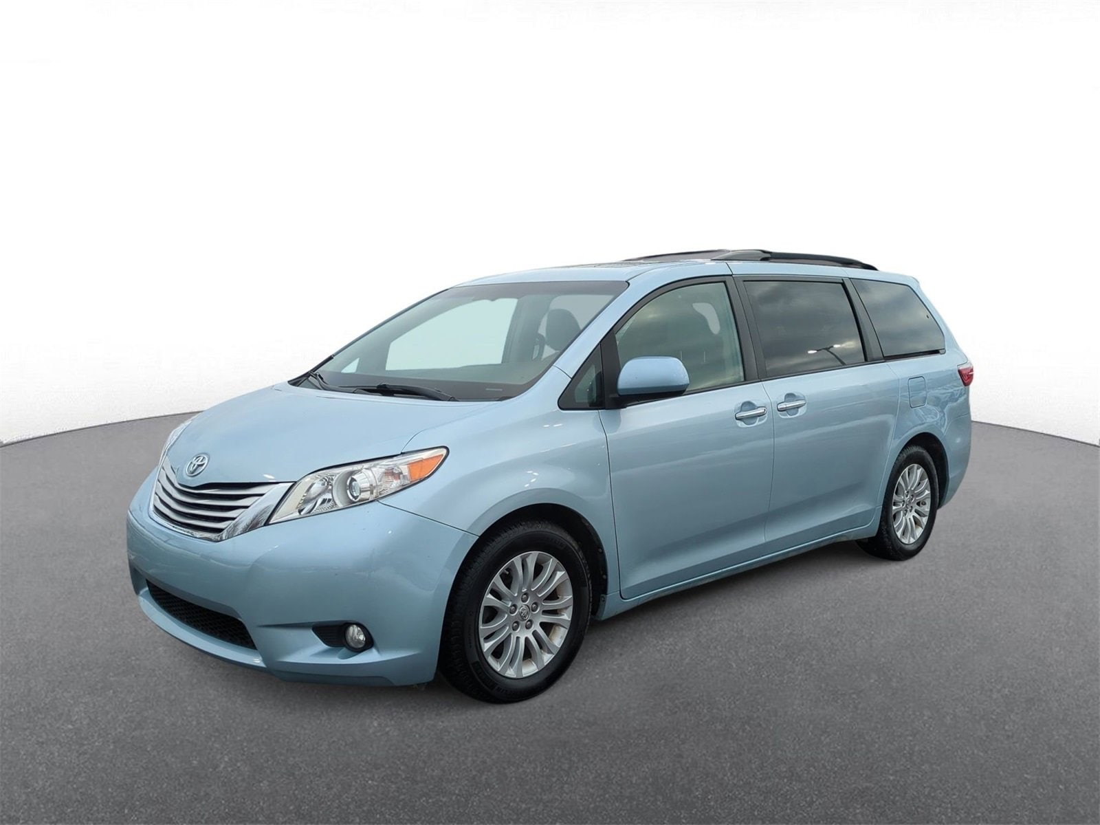 Thumbnail: 2015 Toyota Sienna - 4
