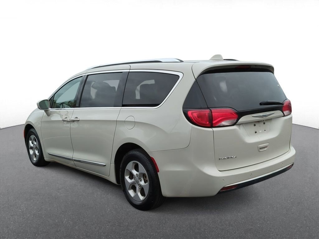 Thumbnail: 2017 Chrysler Pacifica - 6