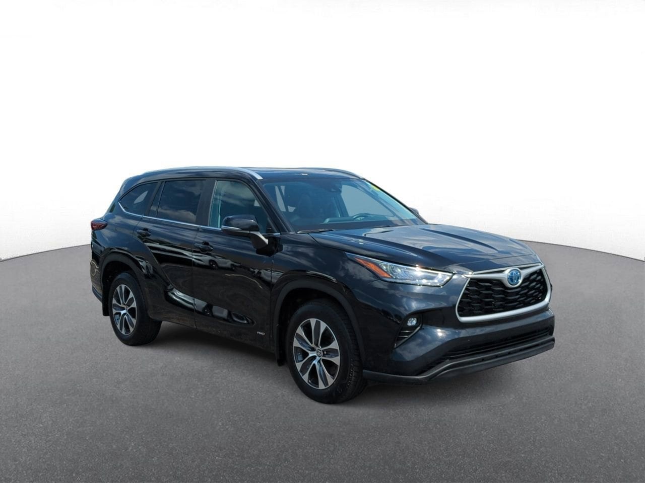 Used 2024 Toyota Highlander XLE with VIN 5TDKBRCH6RS625179 for sale in Troy, MI