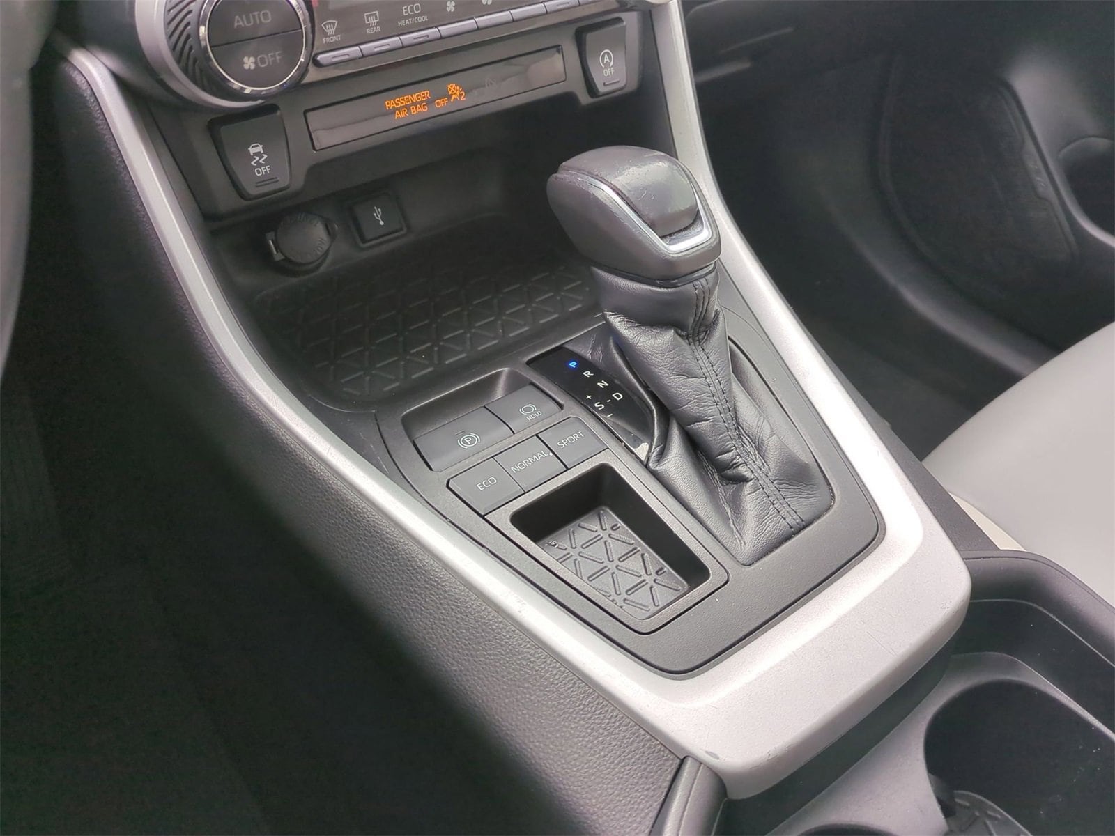 Thumbnail: 2020 Toyota RAV4 - 32