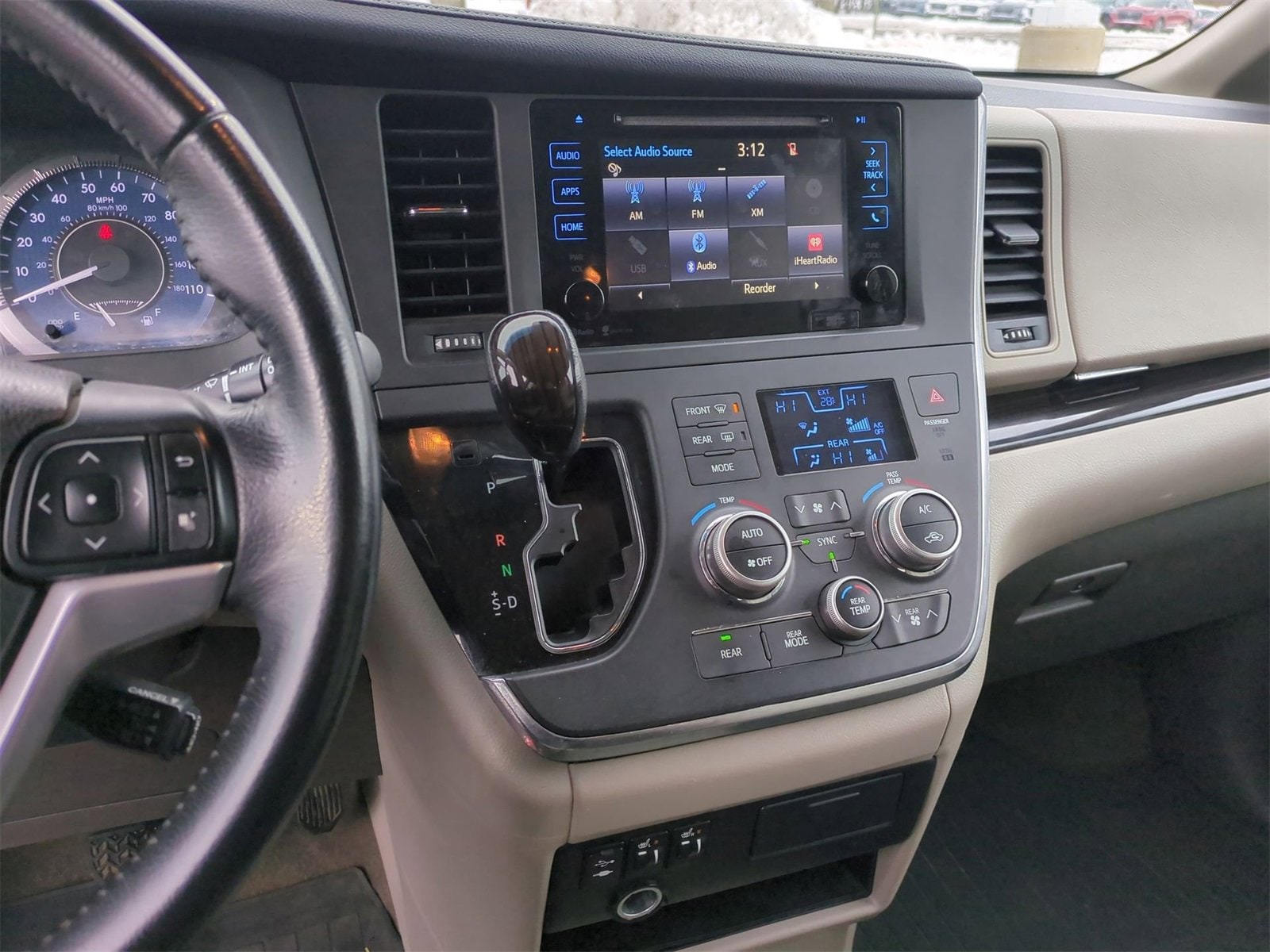 Thumbnail: 2015 Toyota Sienna - 27