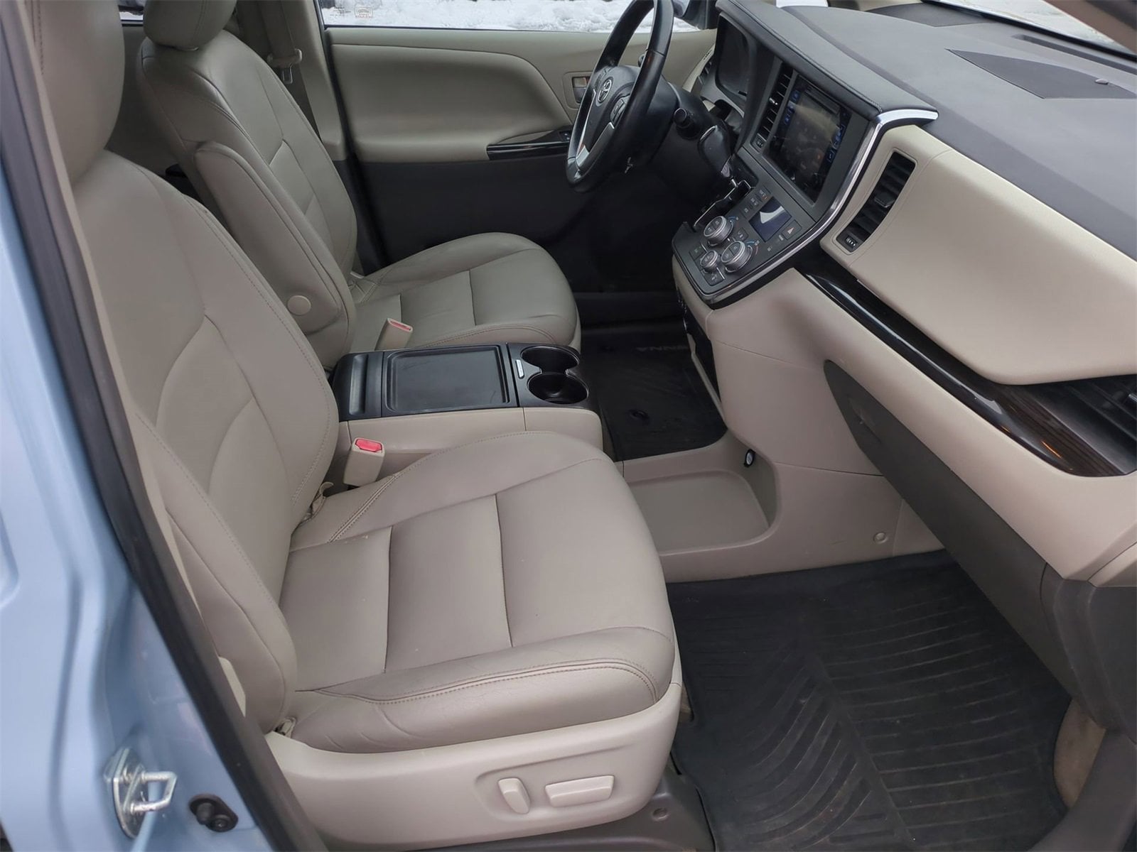 Thumbnail: 2015 Toyota Sienna - 21