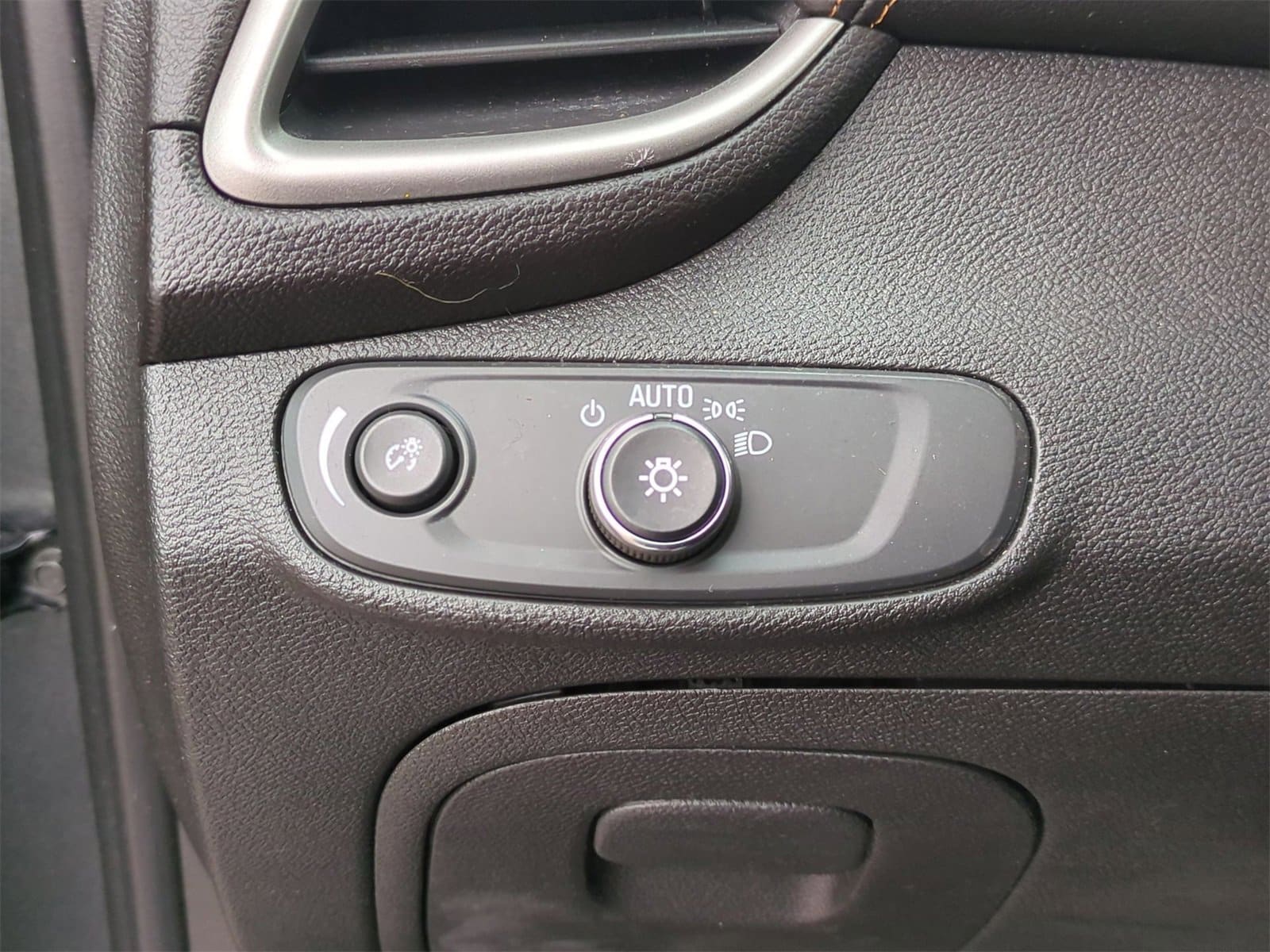 Thumbnail: 2019 Chevrolet Trax - 28