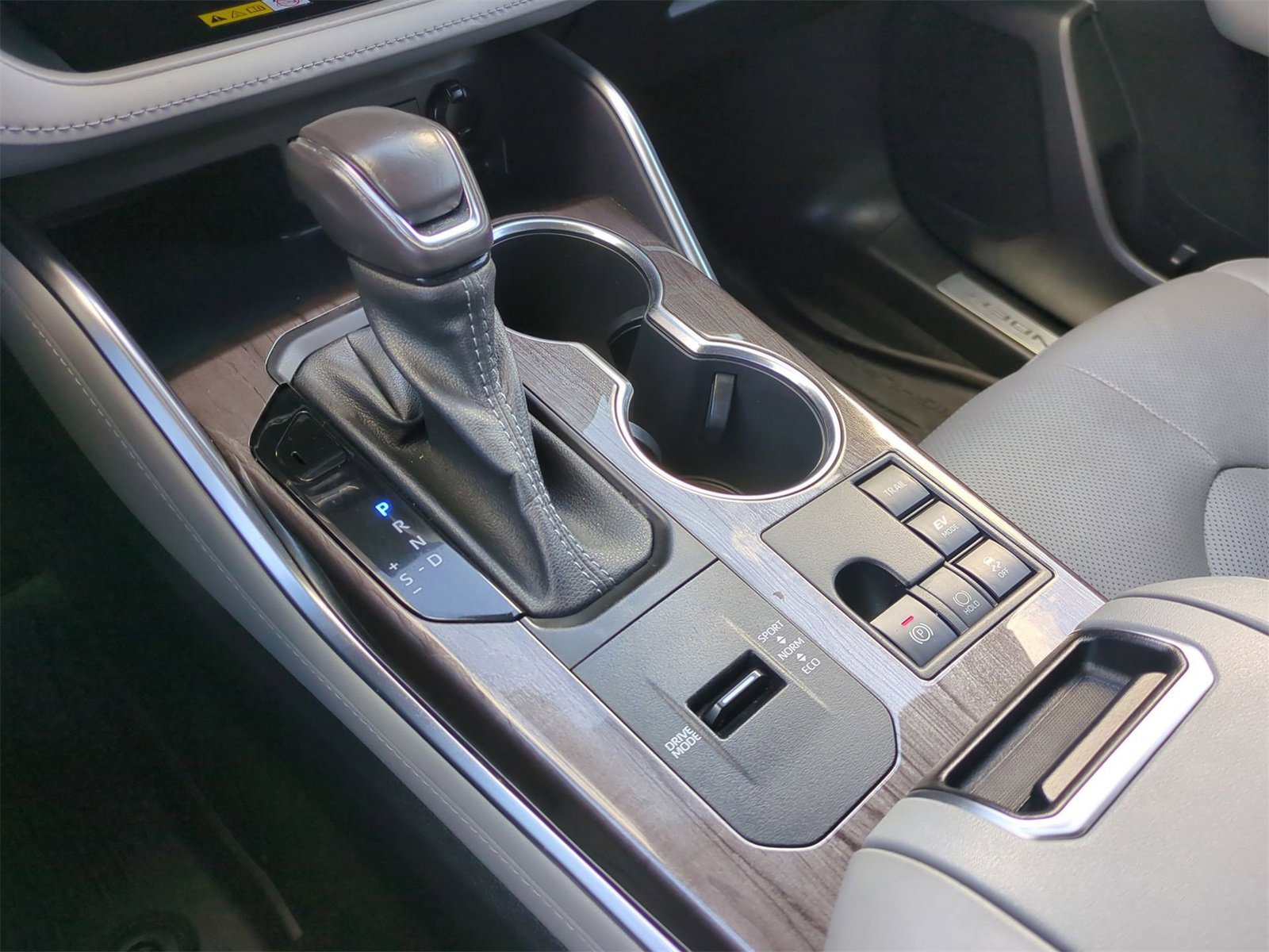 Thumbnail: 2023 Toyota Highlander - 32