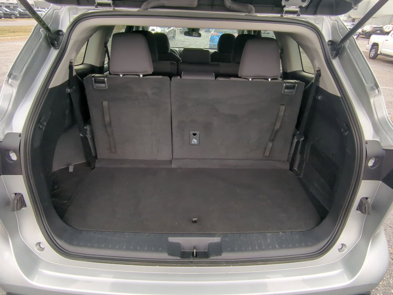 Thumbnail: 2023 Toyota Highlander - 32