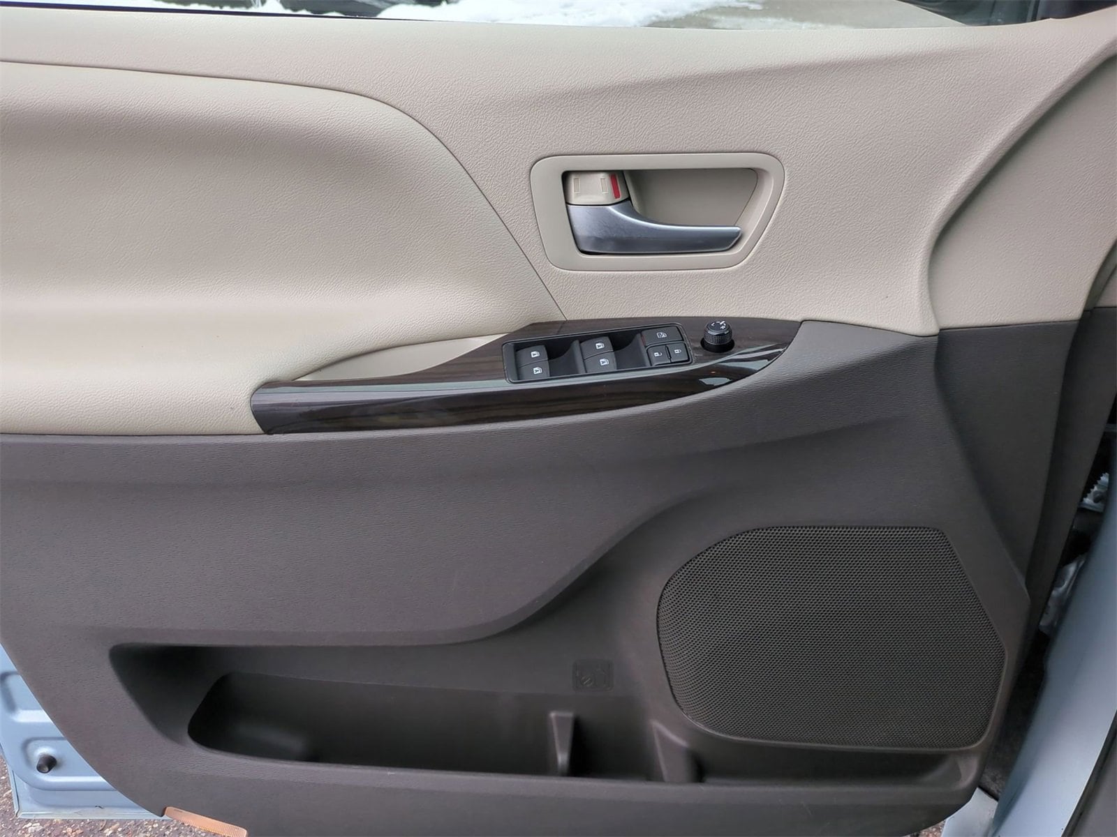 Thumbnail: 2015 Toyota Sienna - 30