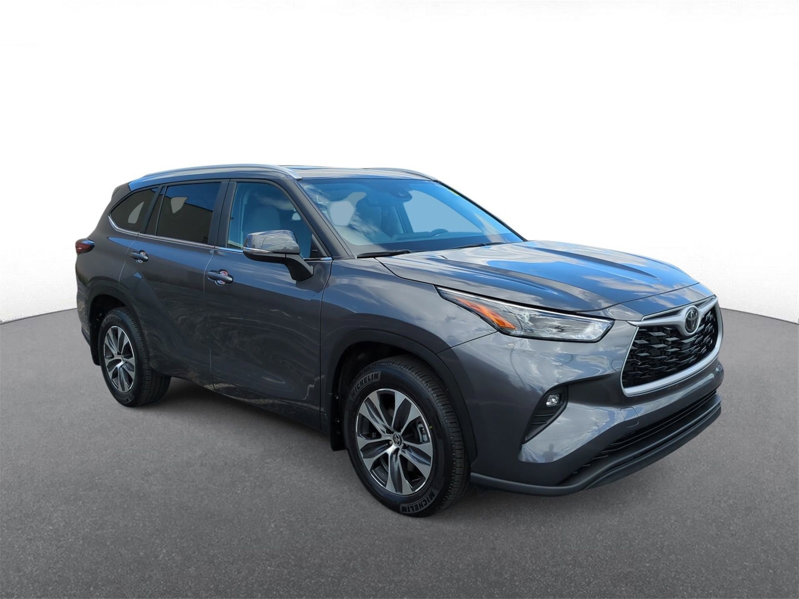 2024 Toyota Highlander XLE photo 2