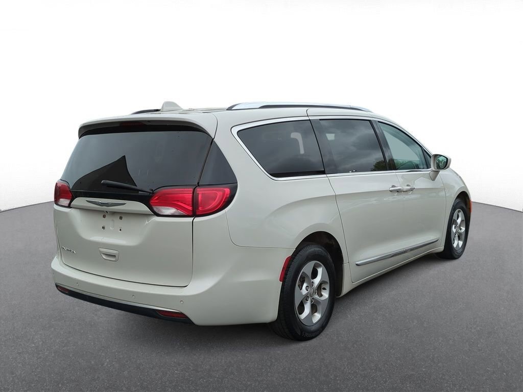 Thumbnail: 2017 Chrysler Pacifica - 8