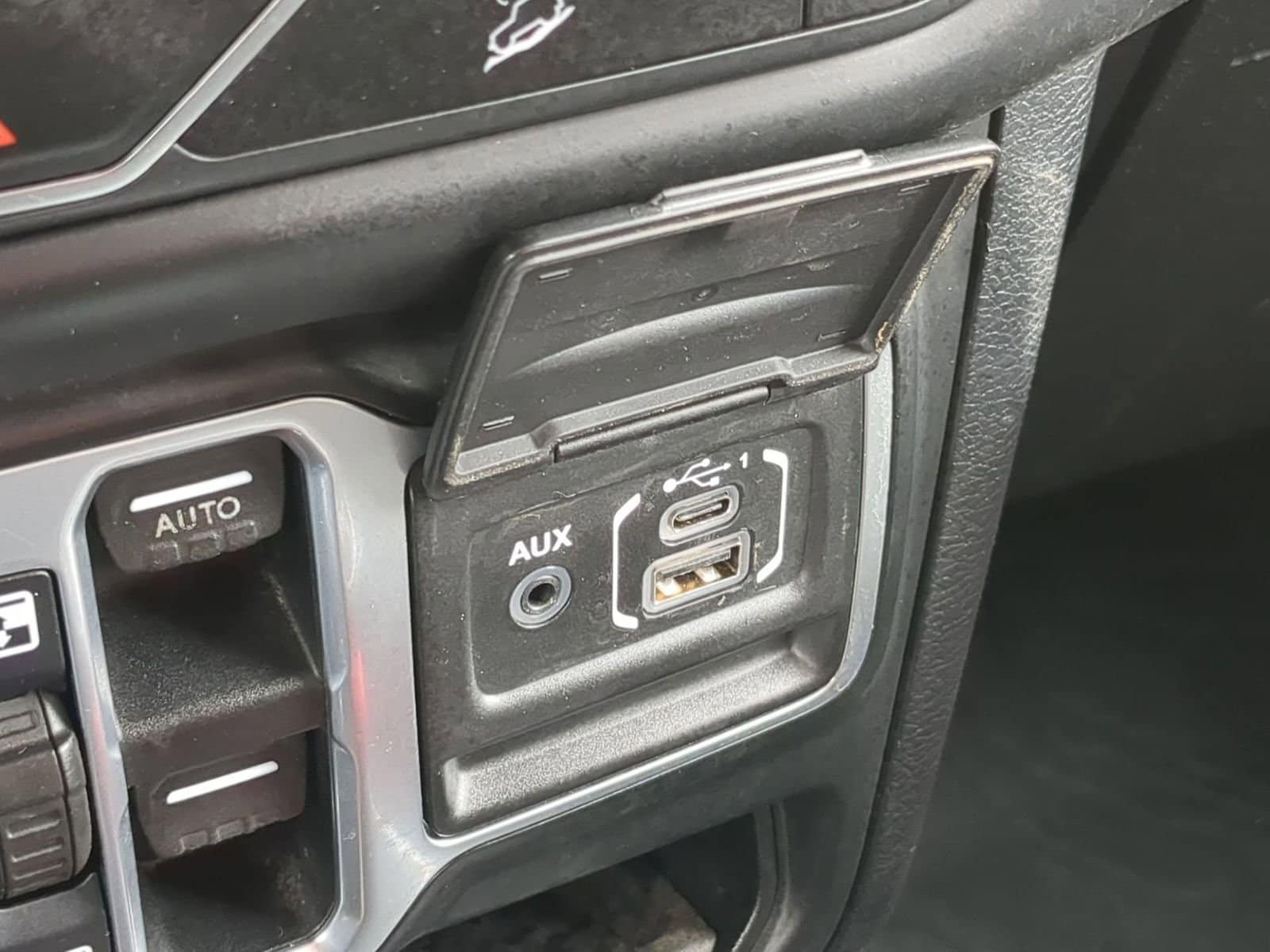 Thumbnail: 2018 Jeep Wrangler - 29