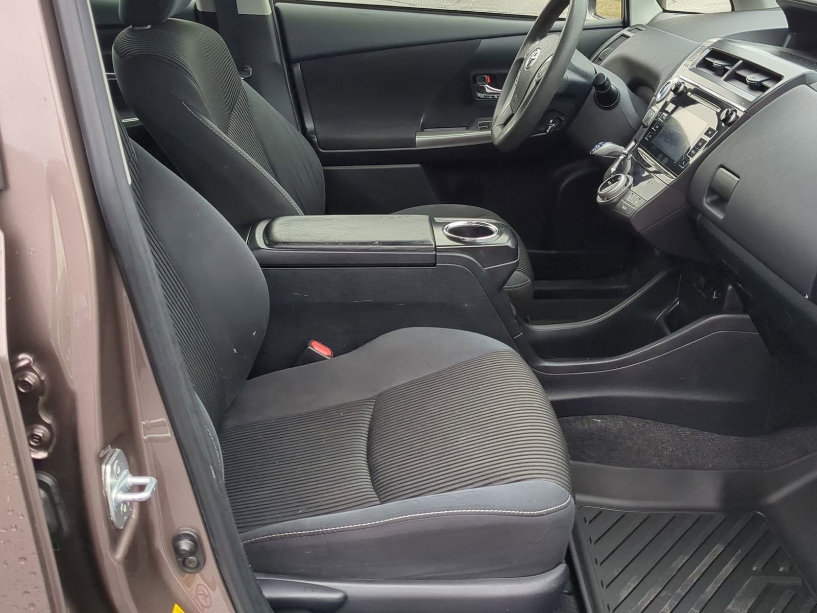 Thumbnail: 2017 Toyota Prius v - 21