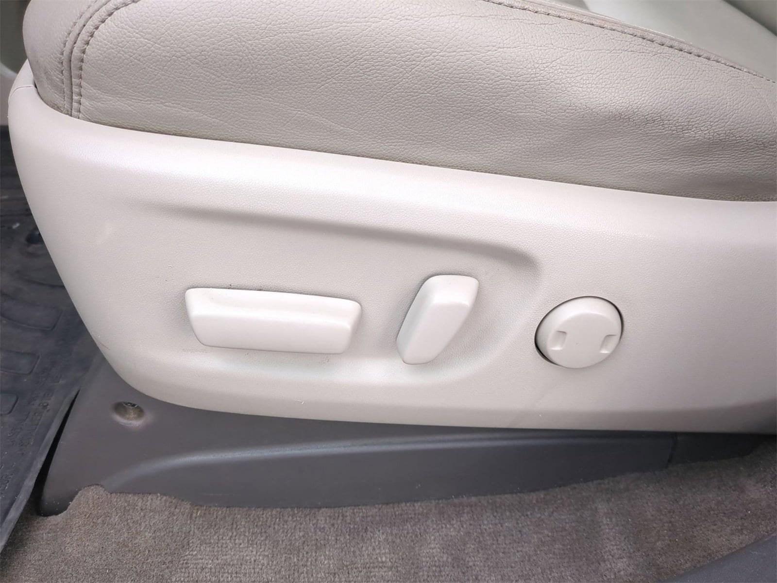 Thumbnail: 2015 Toyota Sienna - 16