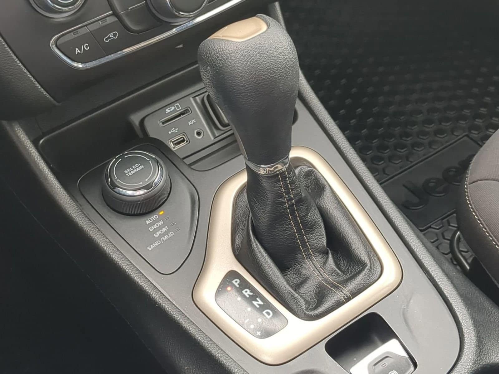 Thumbnail: 2015 Jeep Cherokee - 30