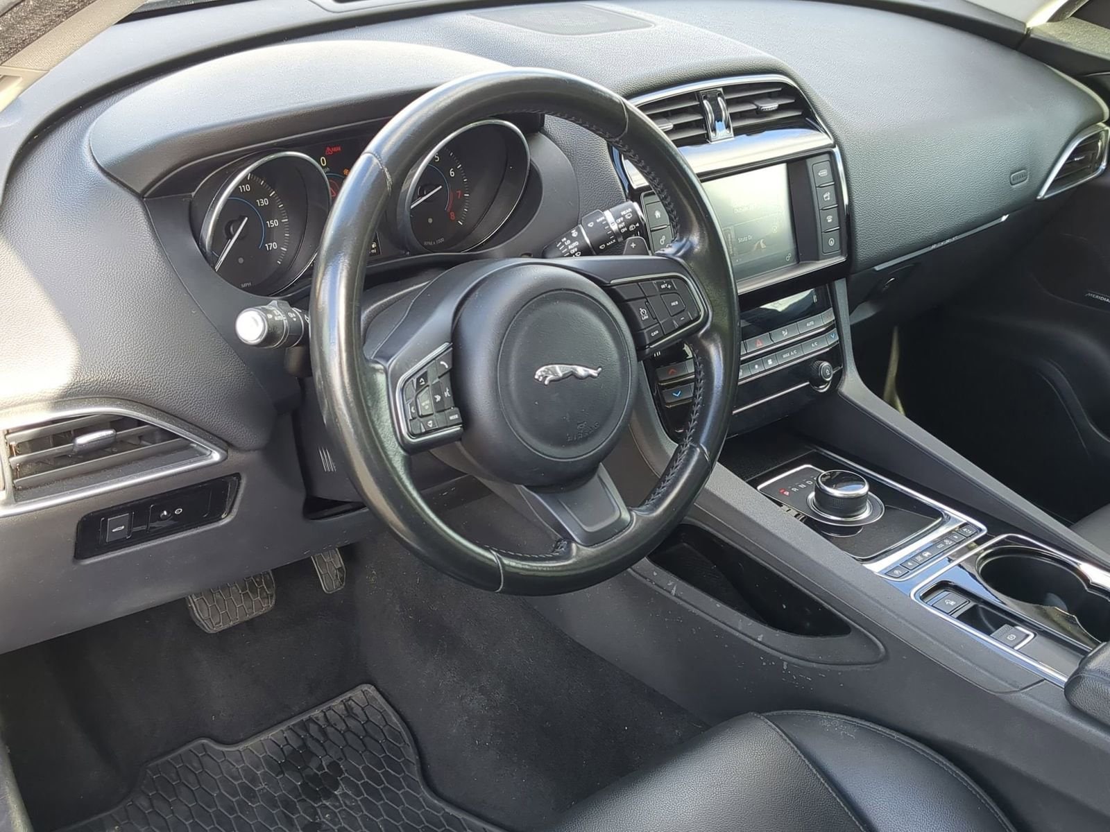 Thumbnail: 2017 Jaguar F-Pace - 10