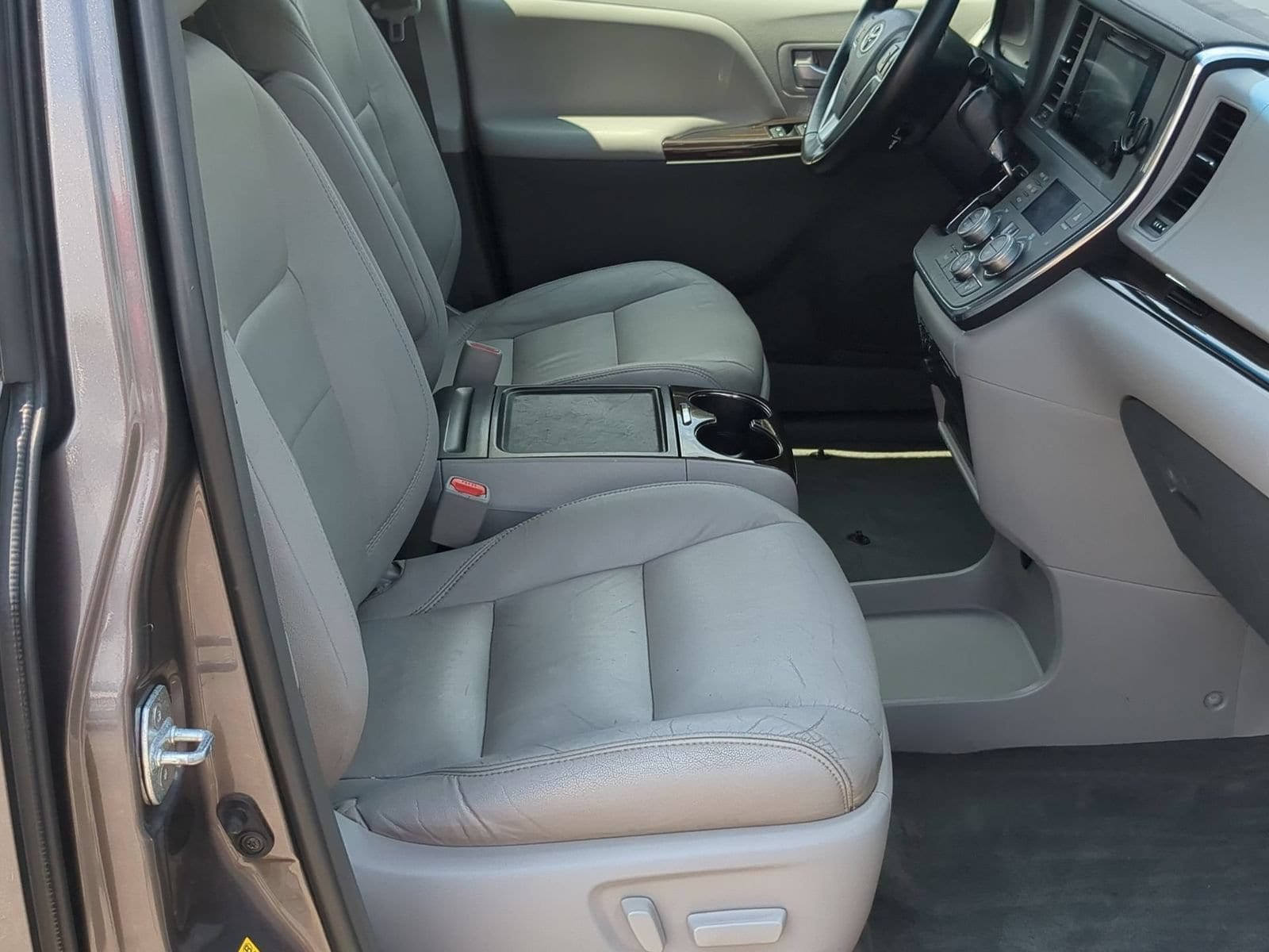 Thumbnail: 2016 Toyota Sienna - 21