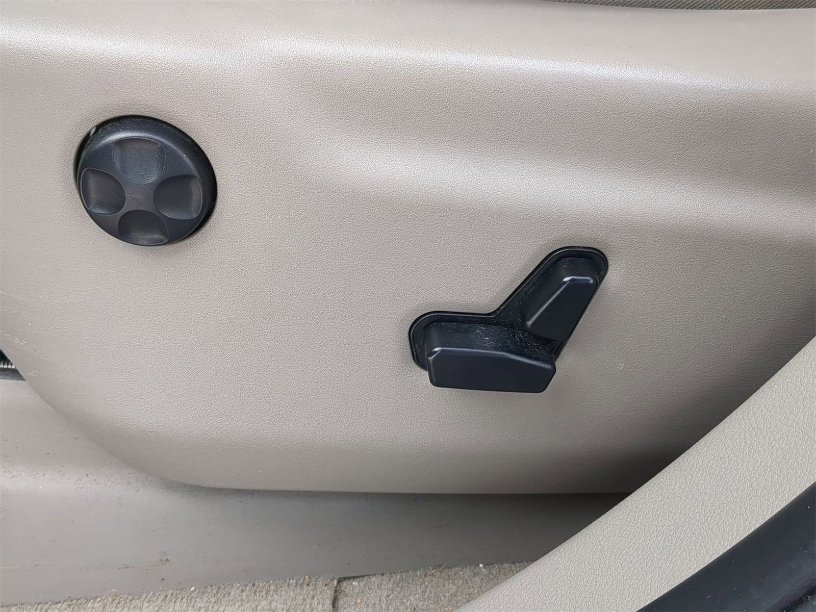 Thumbnail: 2011 Jeep Grand Cherokee - 24