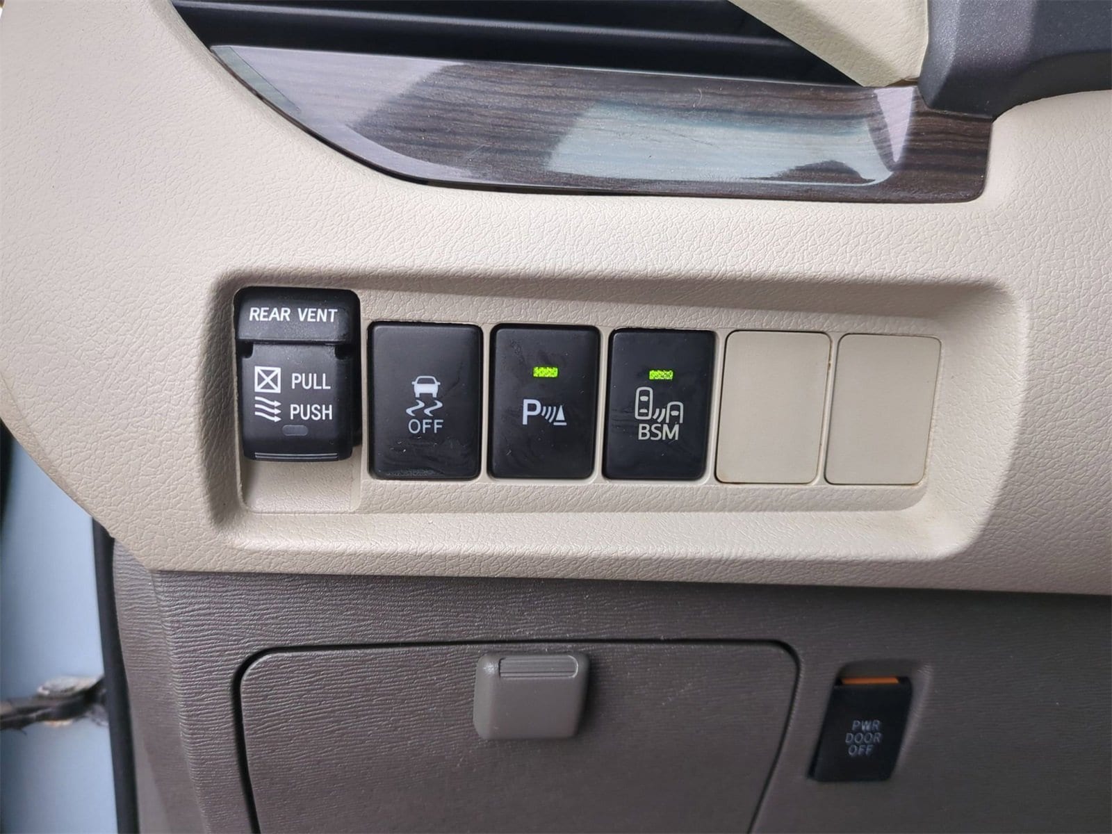 Thumbnail: 2015 Toyota Sienna - 28