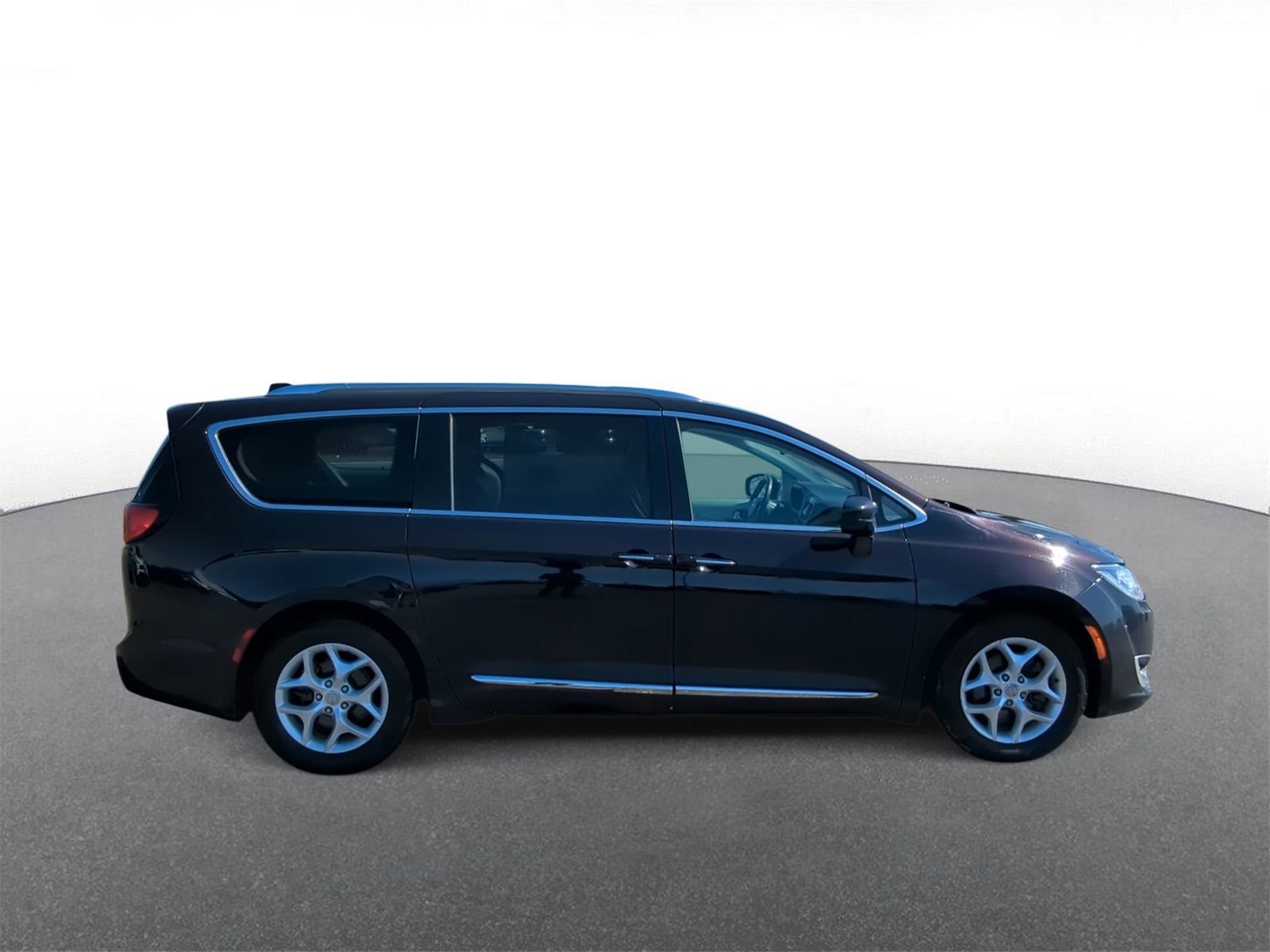 Thumbnail: 2018 Chrysler Pacifica - 9