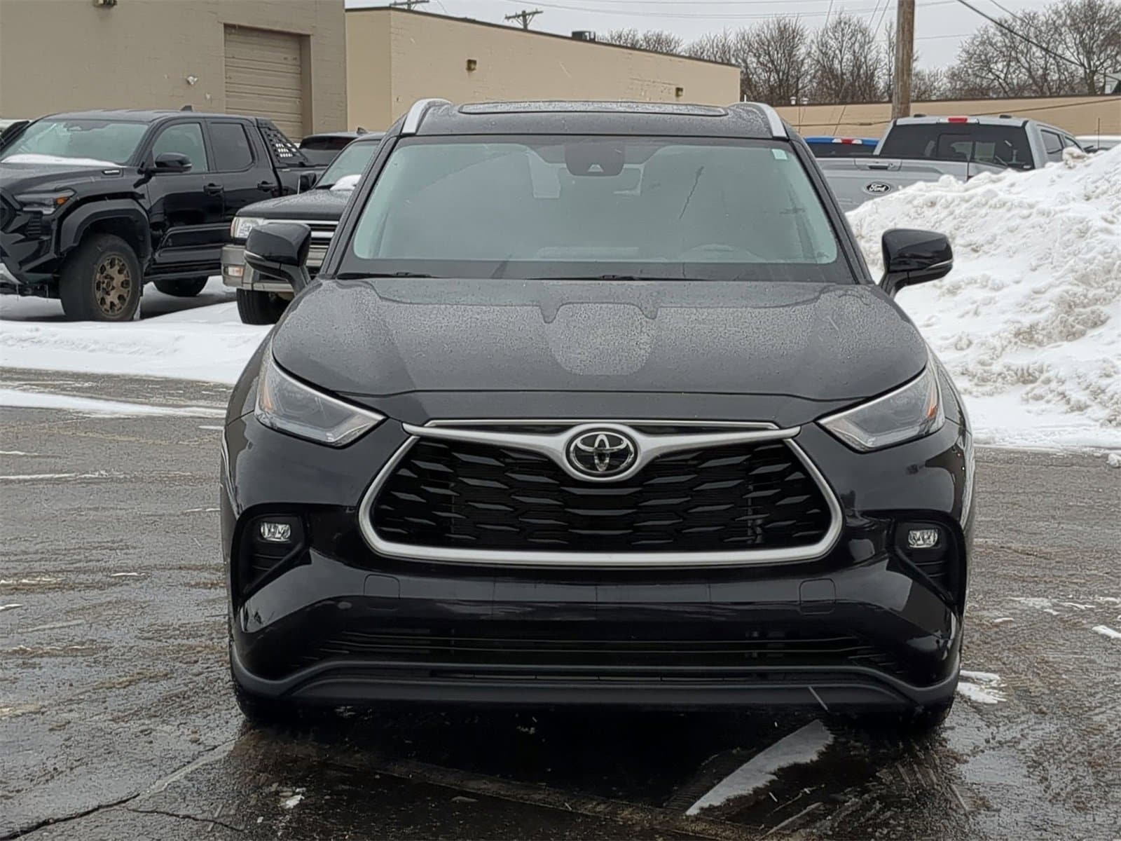 Thumbnail: 2023 Toyota Highlander - 17