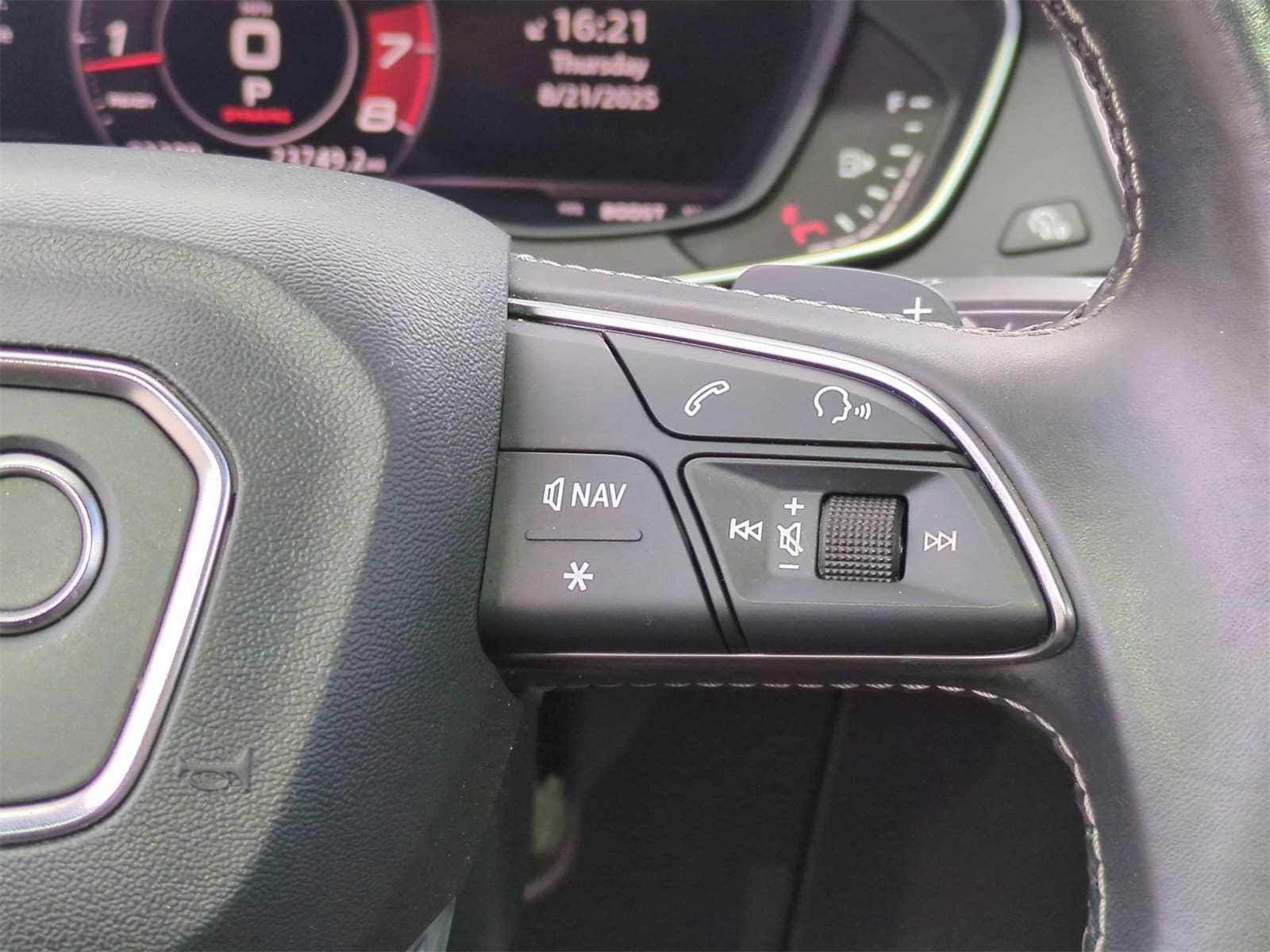 Thumbnail: 2018 Audi SQ5 - 25