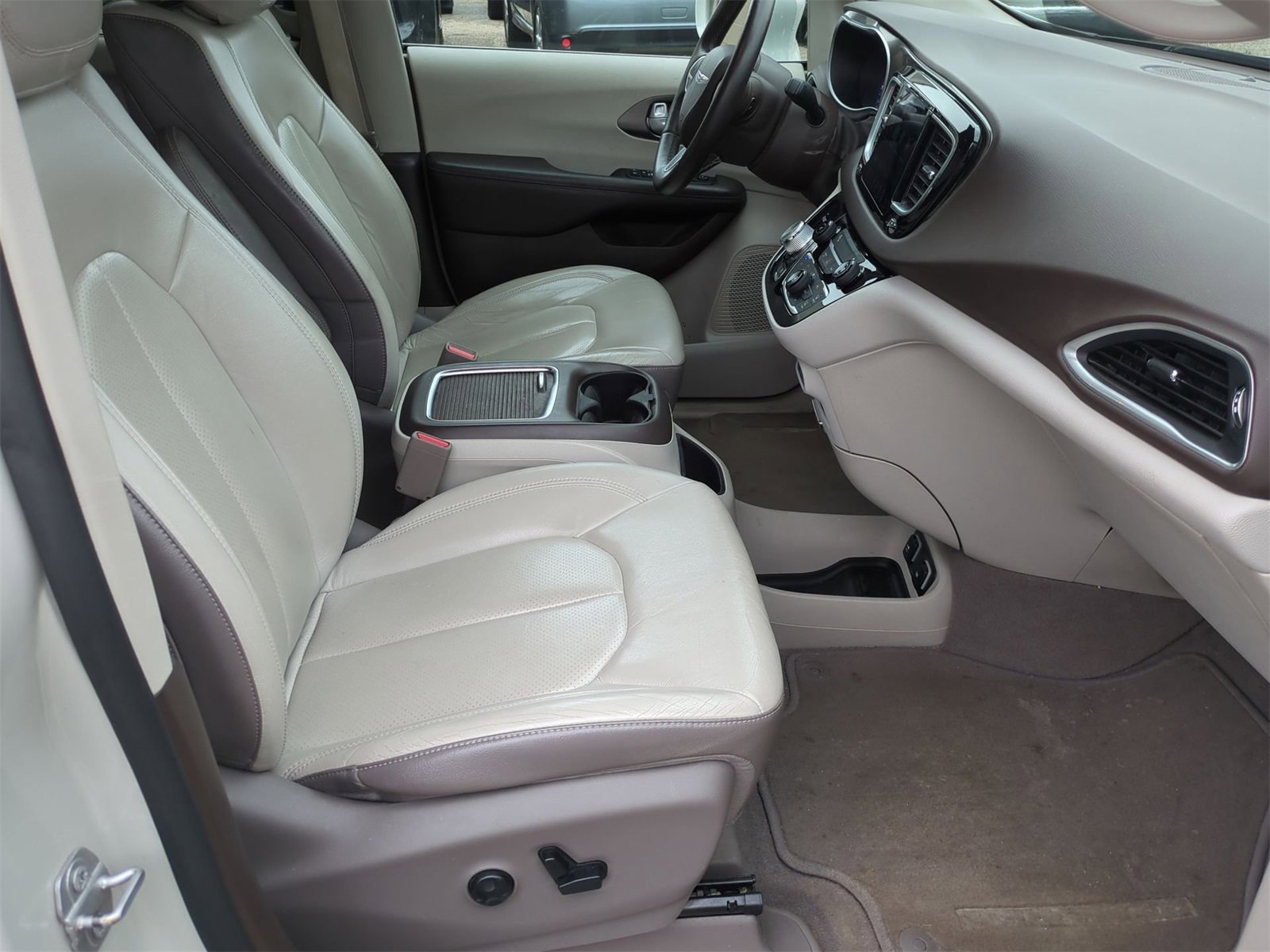Thumbnail: 2017 Chrysler Pacifica - 19